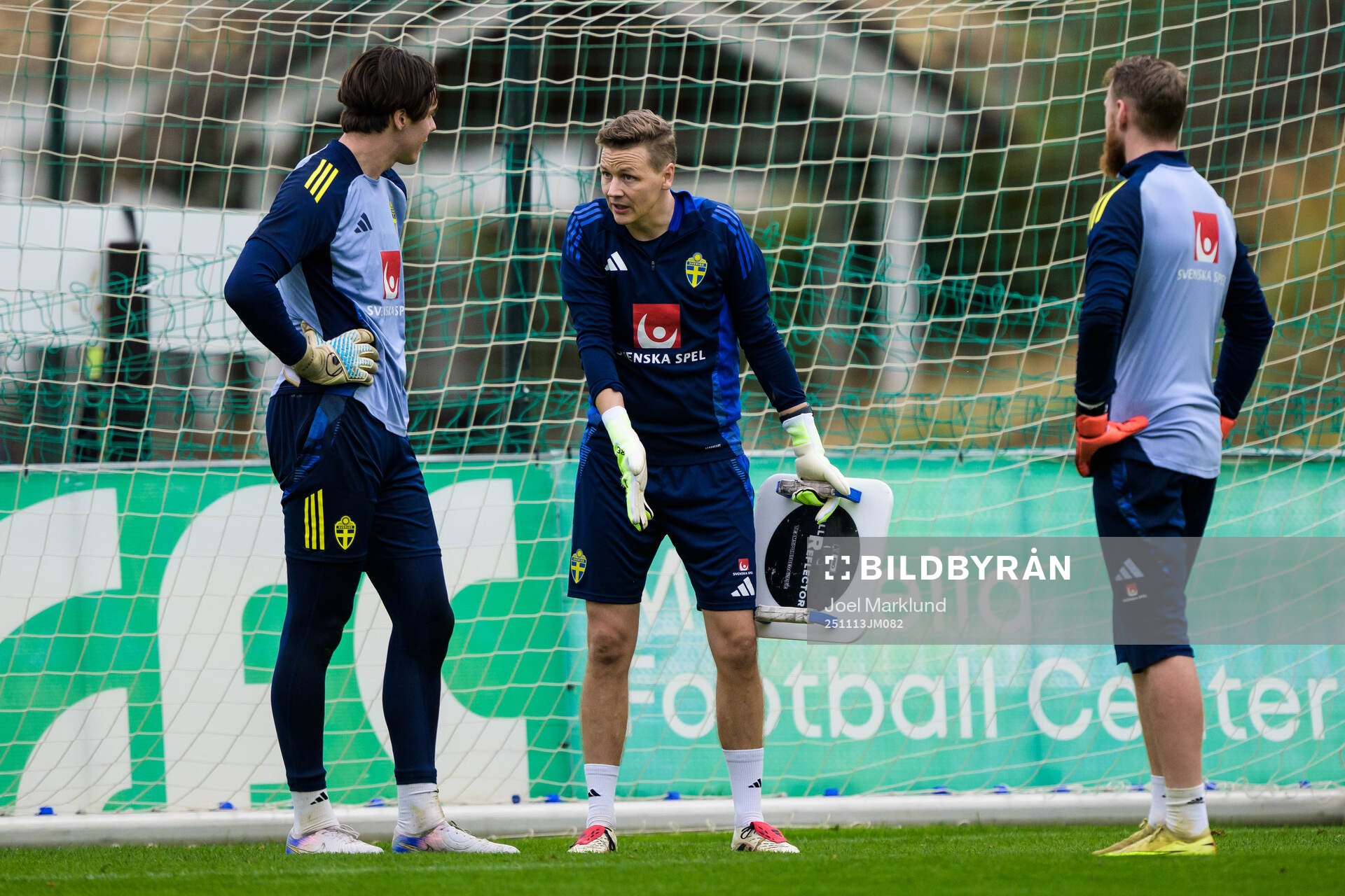 Goalkeepers Jacob Widell Zetterström and Viktor Johansson
