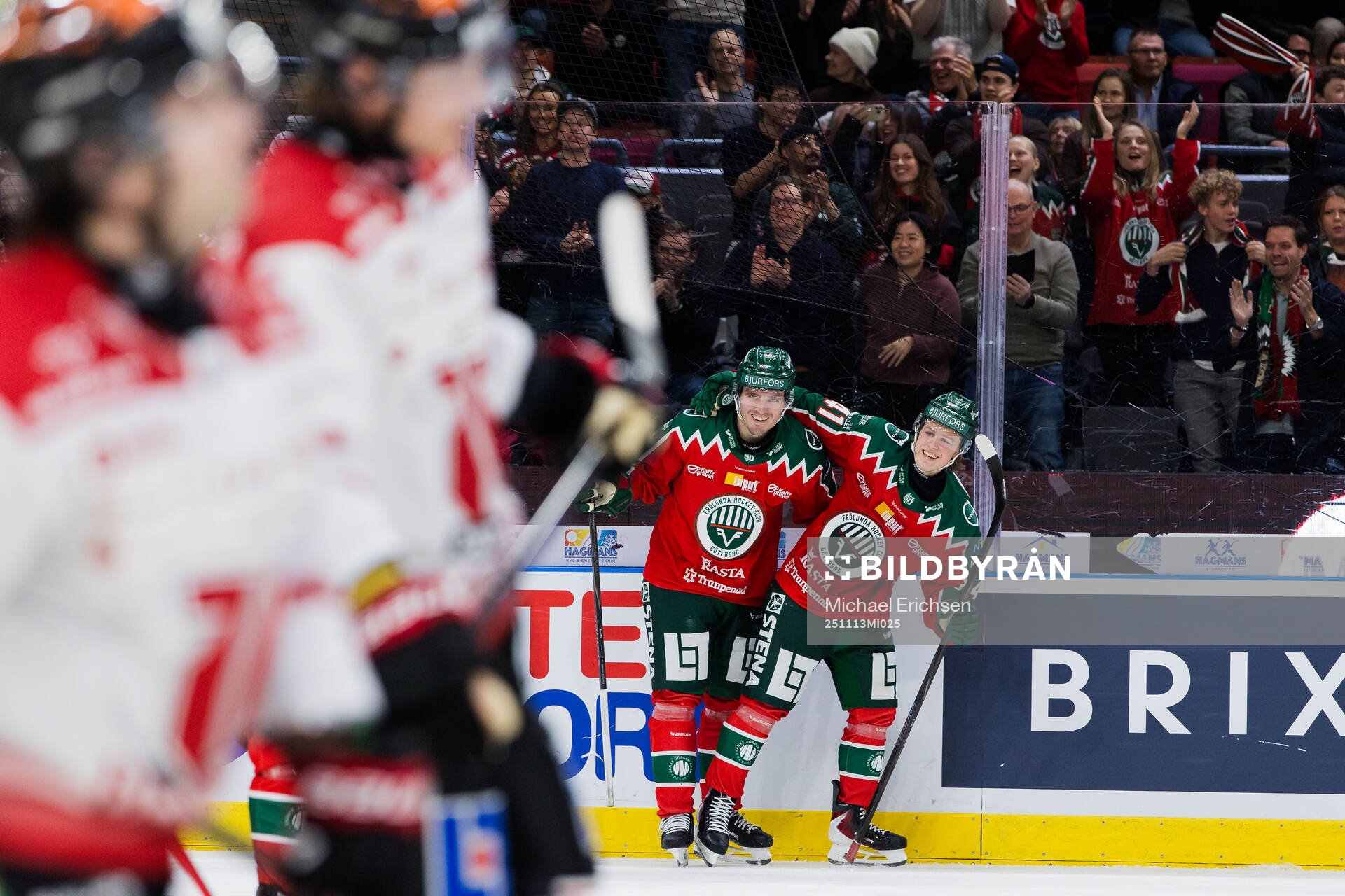Frölundas Max Lindholm jublar ihop med Ivar Stenberg