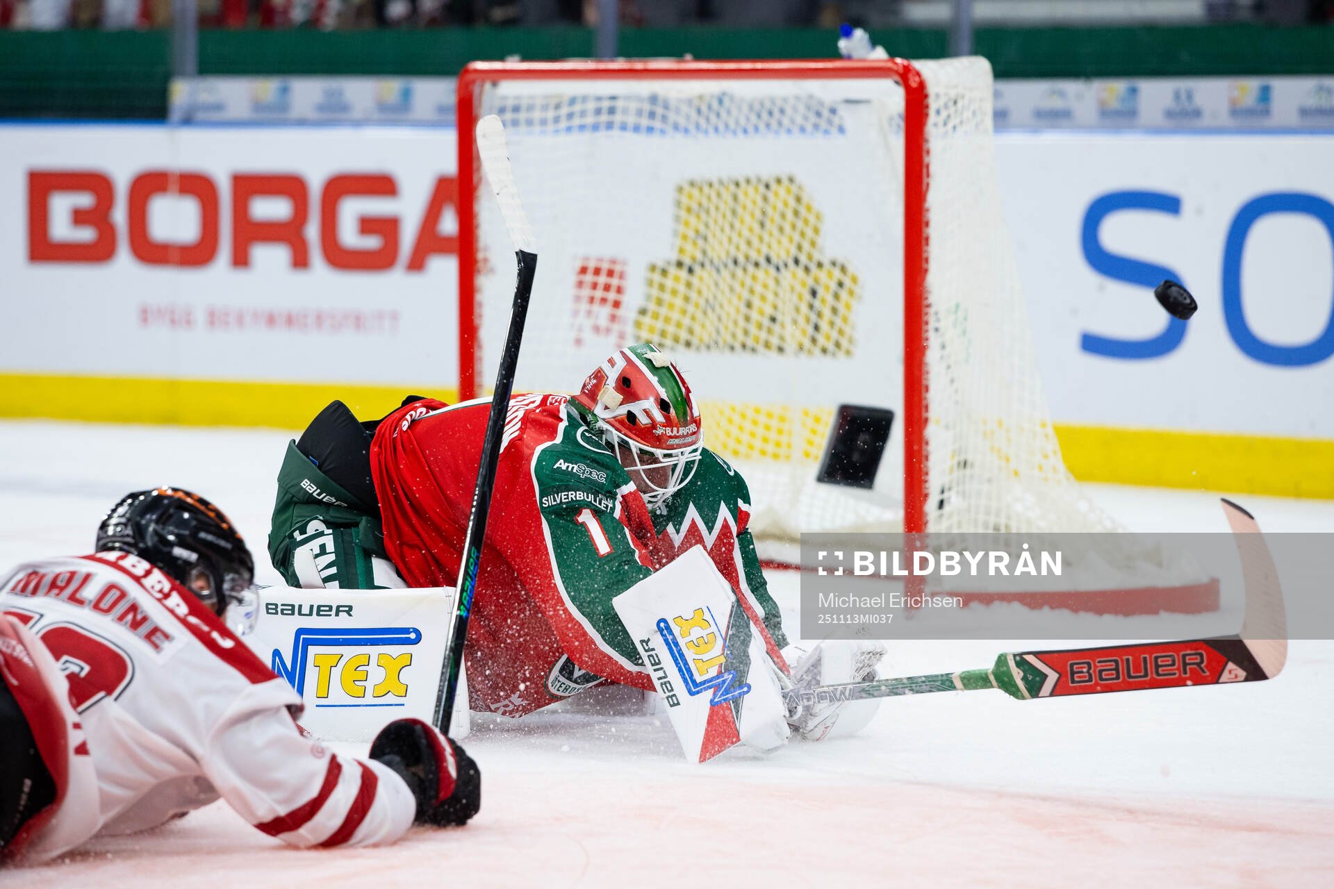 Örebros Sean Malone och Frölundas målvakt Lars Johansson