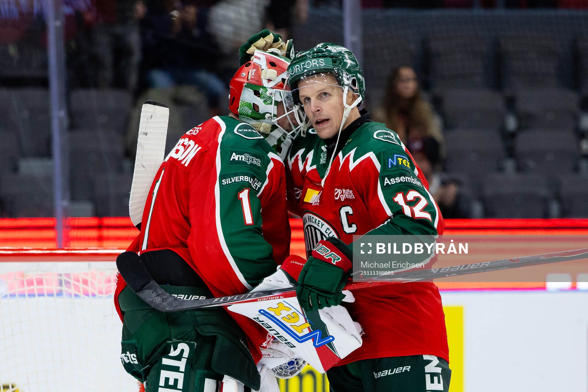 Frölundas målvakt Lars Johansson och Max Friberg jublar