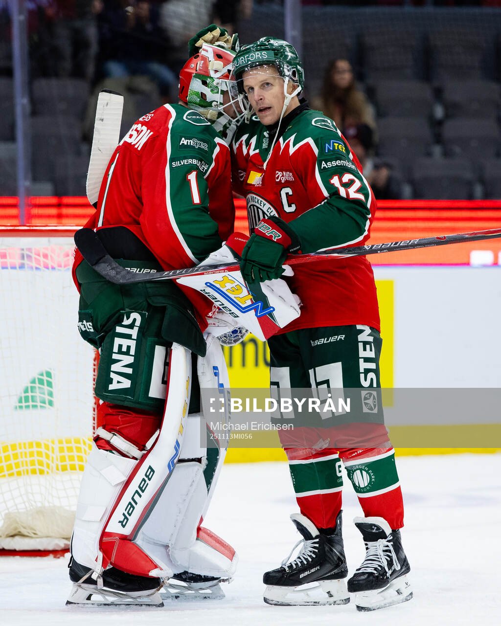 Frölundas målvakt Lars Johansson och Max Friberg jublar