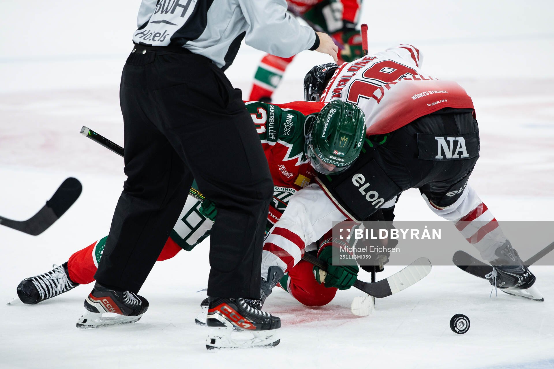 Frölundas Nicklas Lasu tekar mot Örebros Sean Malone