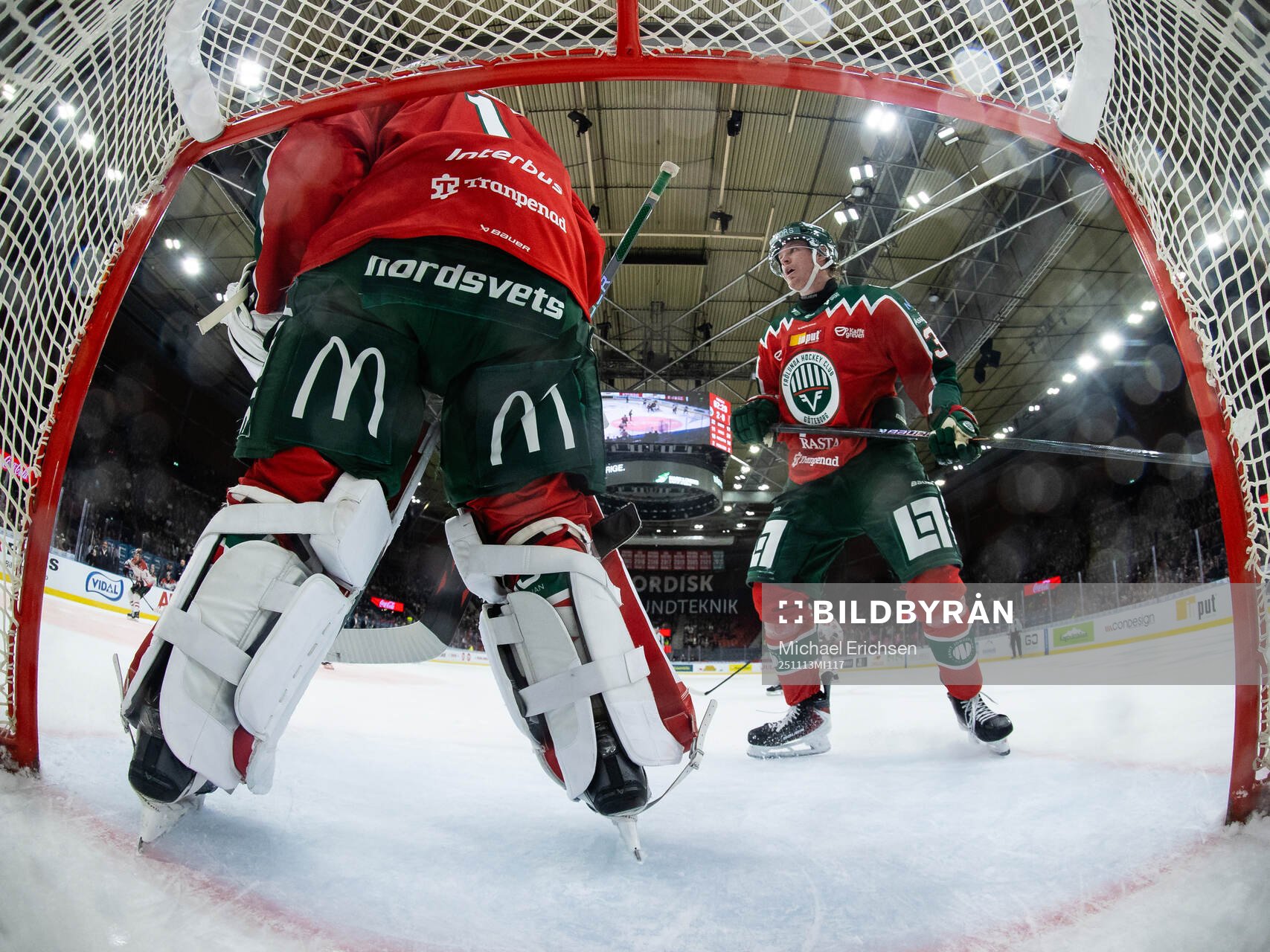 Frölundas målvakt Lars Johansson och Oskar Wahlberg