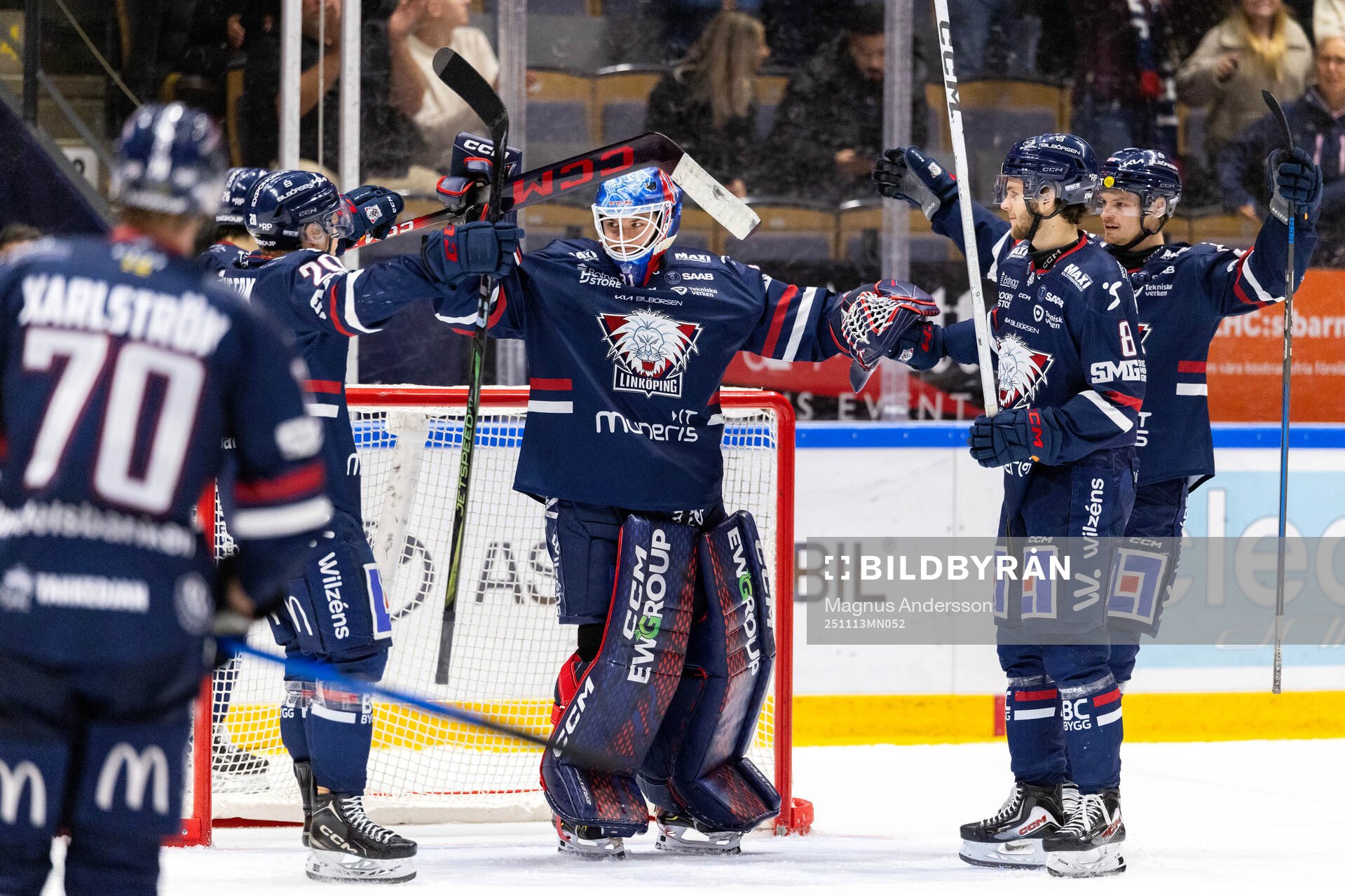 Linköpings målvakt Jesper Myrenberg jublar med lagkamrater