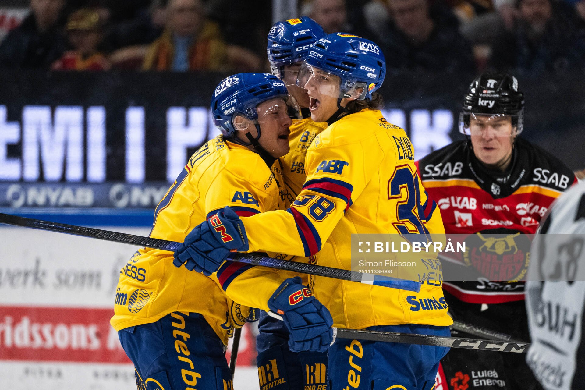 Djurgårdens Victor Eklund jublar med lagkamrater