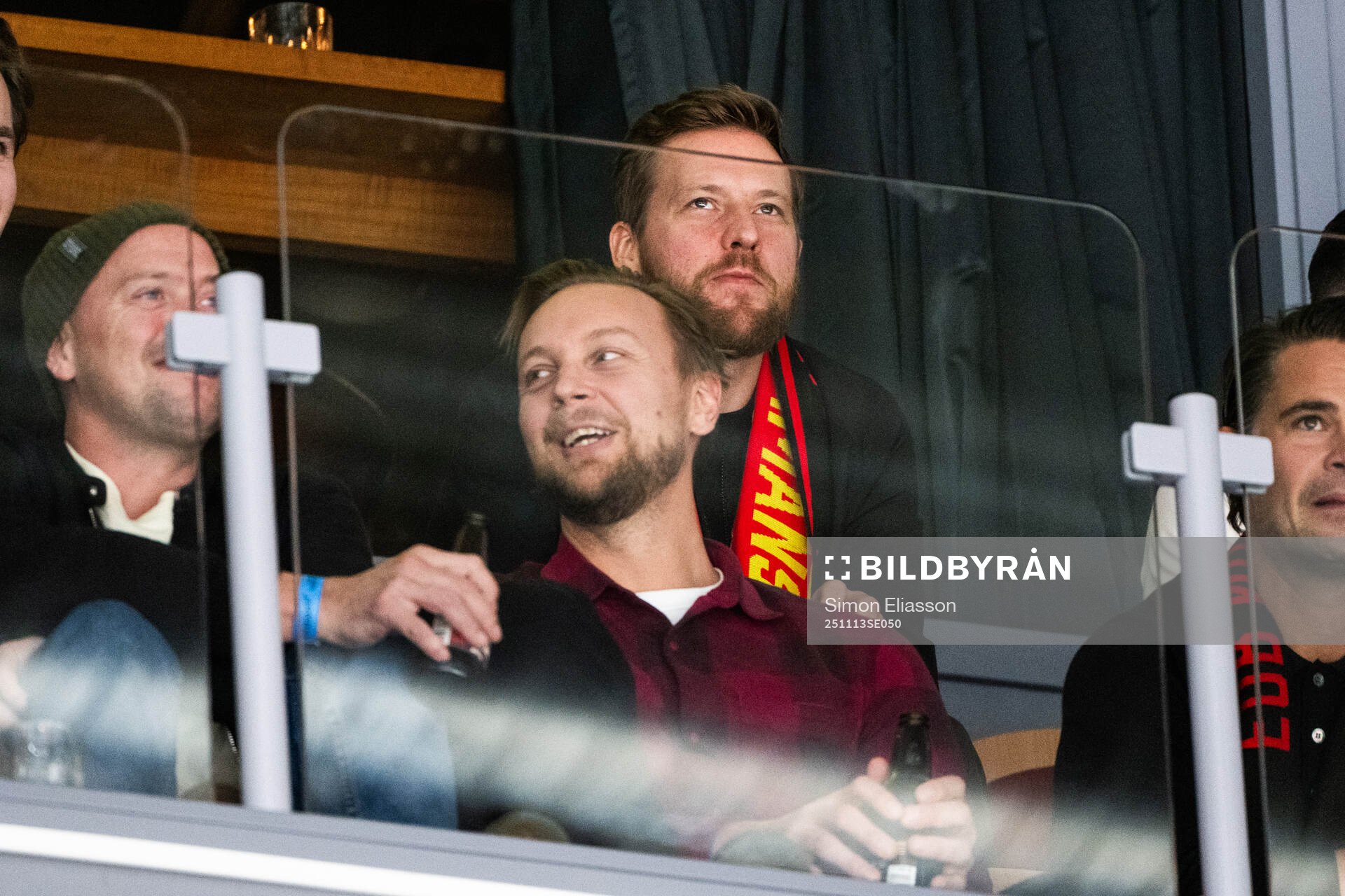 Johan Harju och Linus Omark på läktaren
