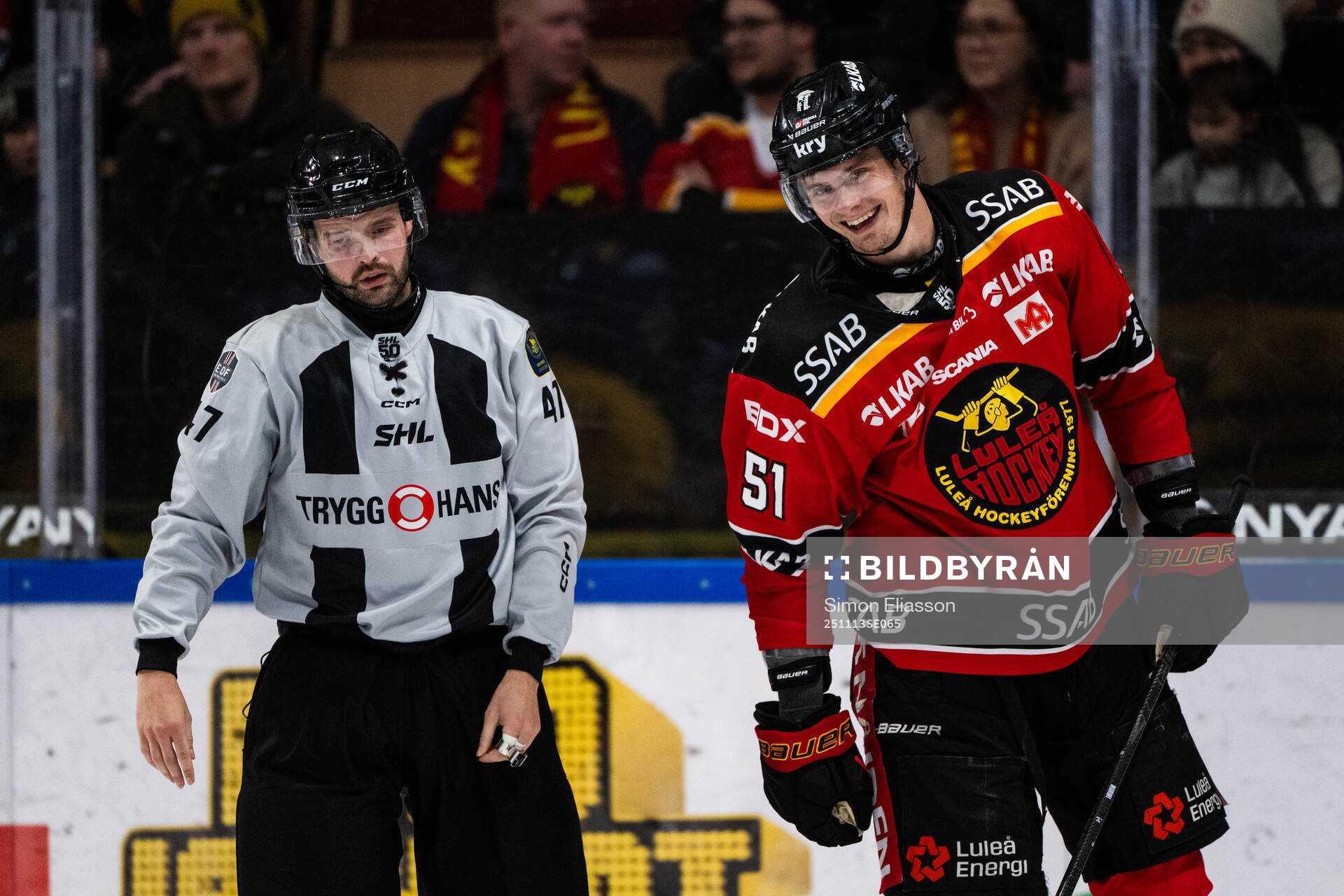 Linjedomare Oliver Sjöberg och Luleås Markus Nurmi