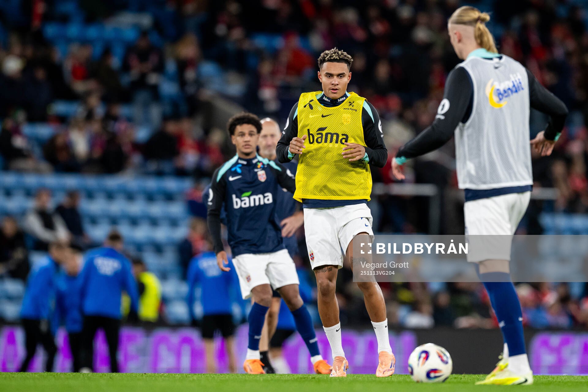 Antonio Nusa of Norway warms up