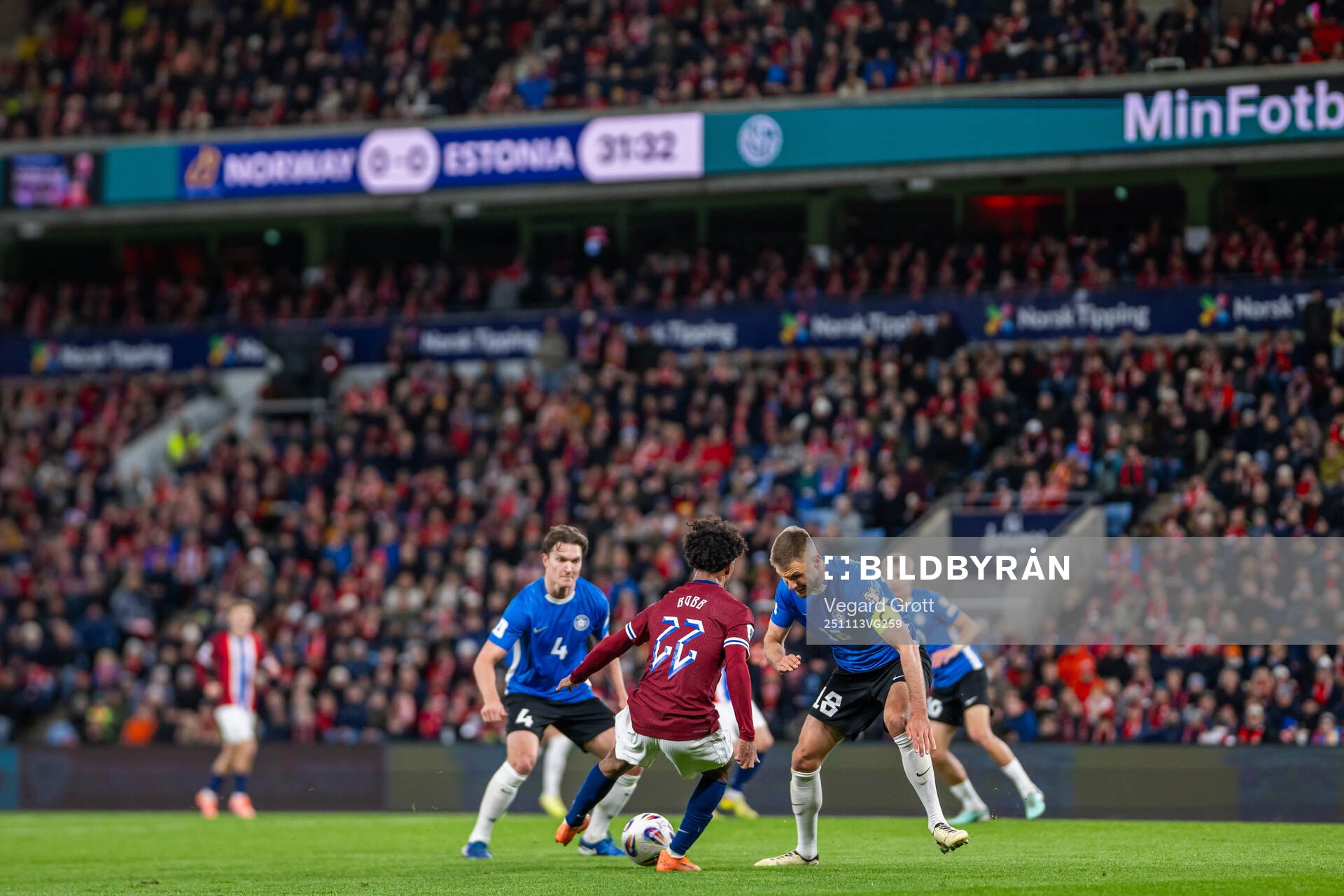 Oscar Bobb of Norway and Karol Mets of Estonia