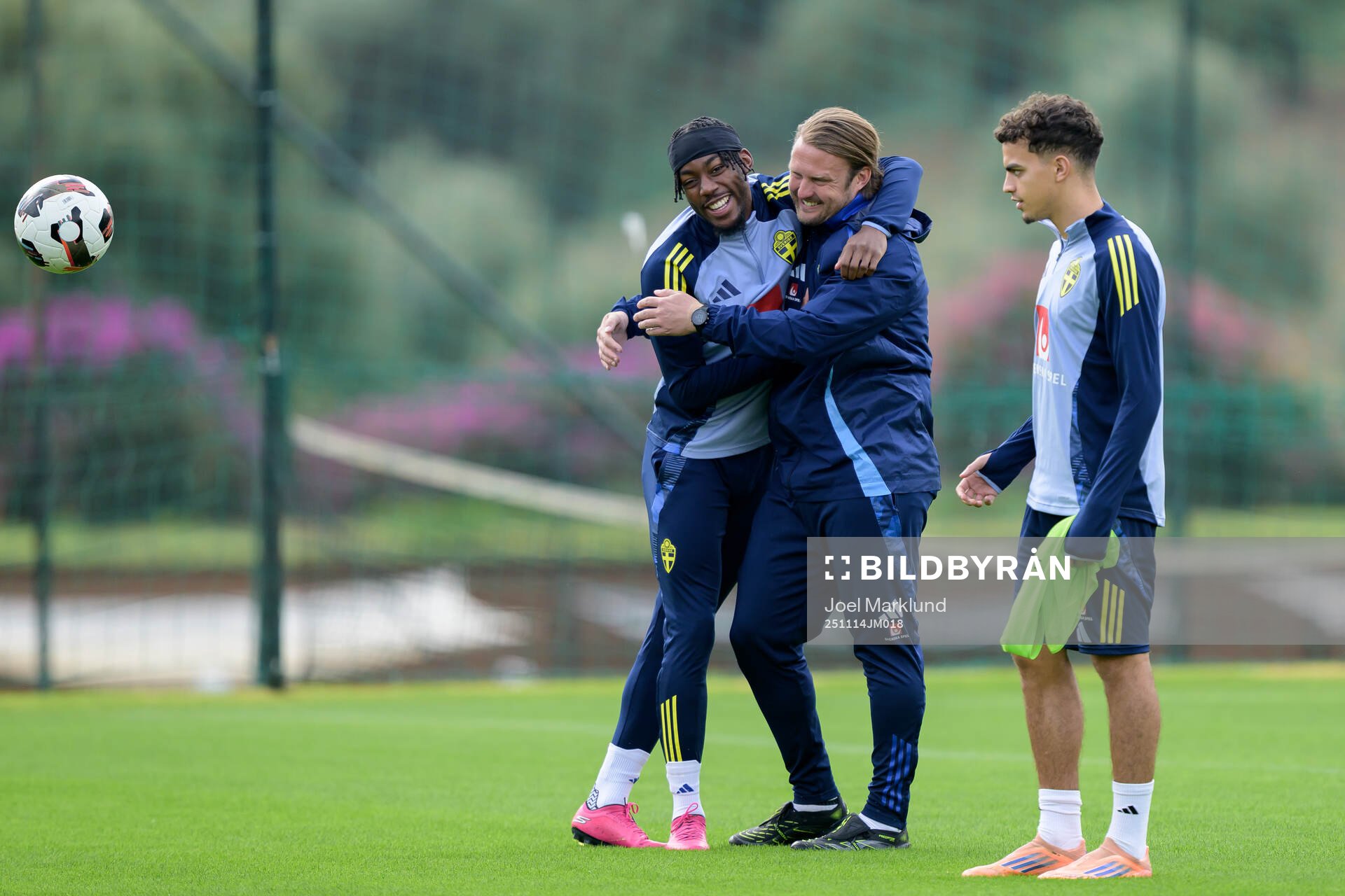 Anthony Elanga, assistant coach Björn Hamberg and Yasin