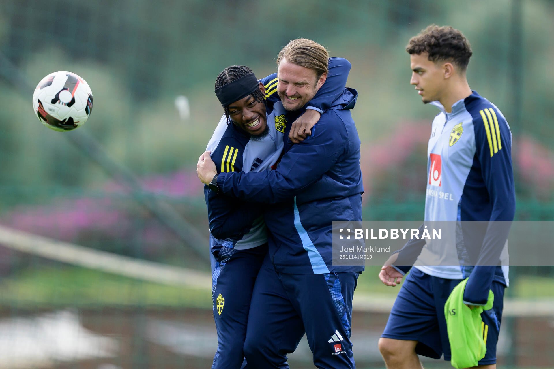 Anthony Elanga, assistant coach Björn Hamberg and Yasin