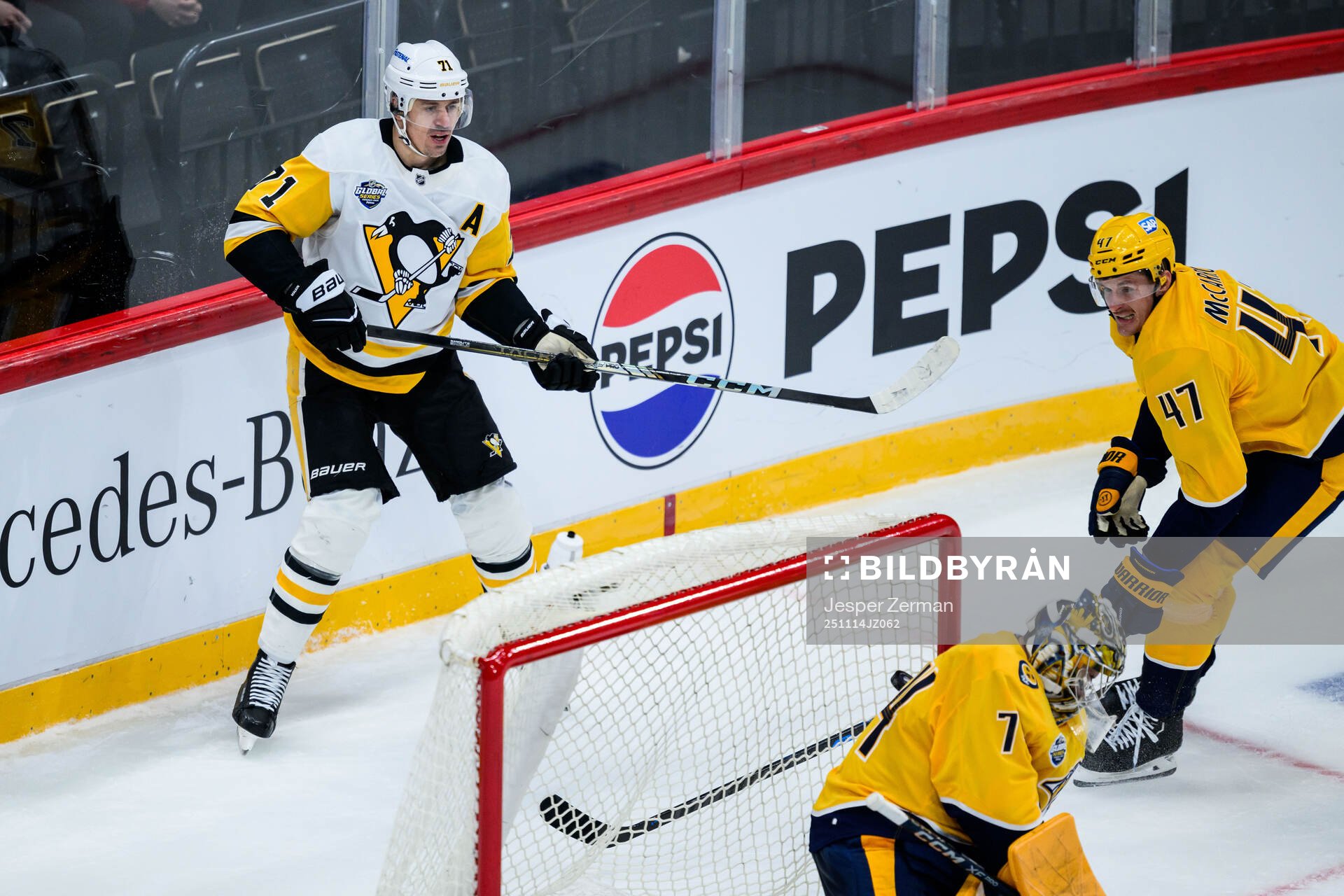 Evgeni Malkin of Pittsburgh Penguins scores the 1-0 goal