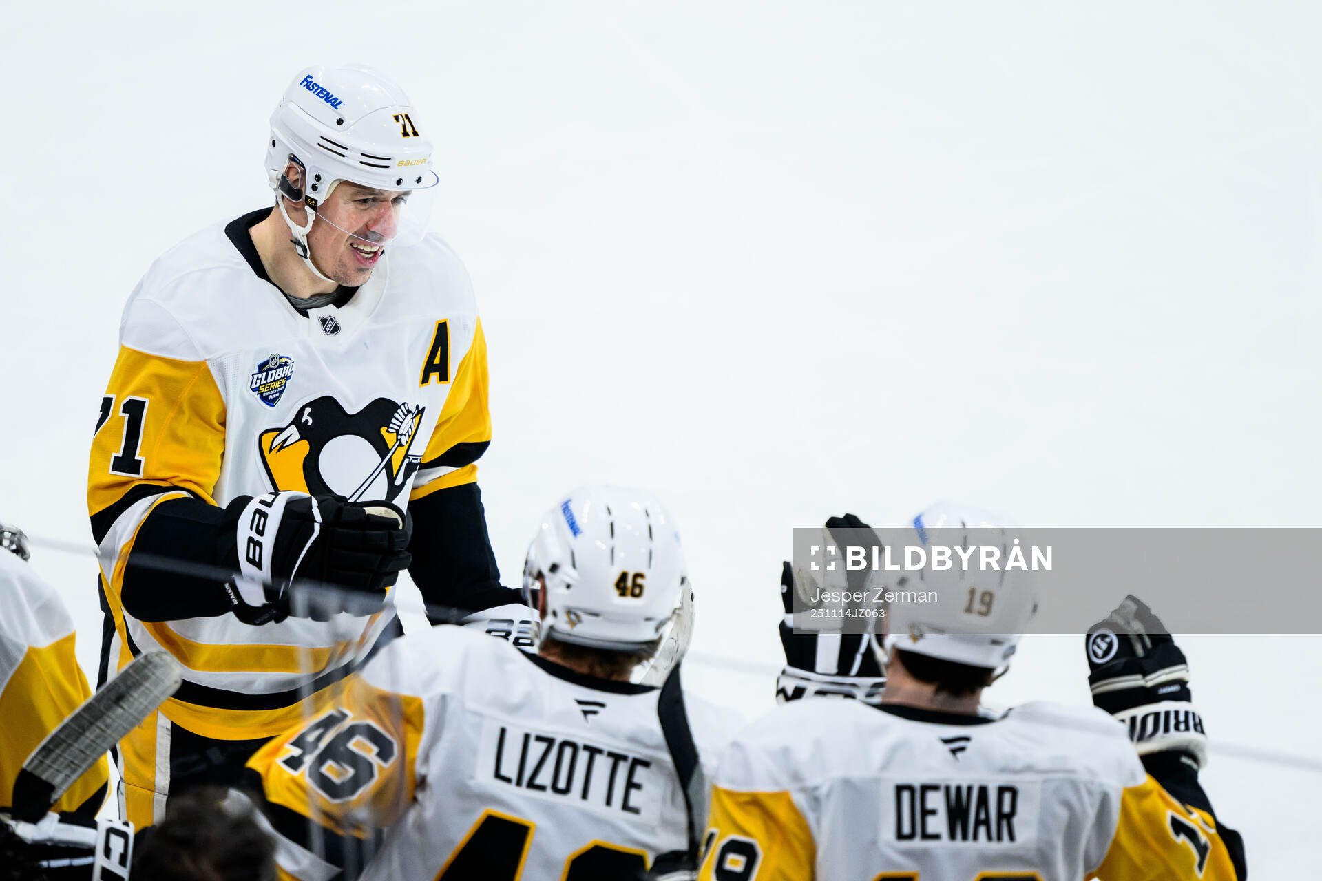 Evgeni Malkin of Pittsburgh Penguins celebrates the 1-0 goal