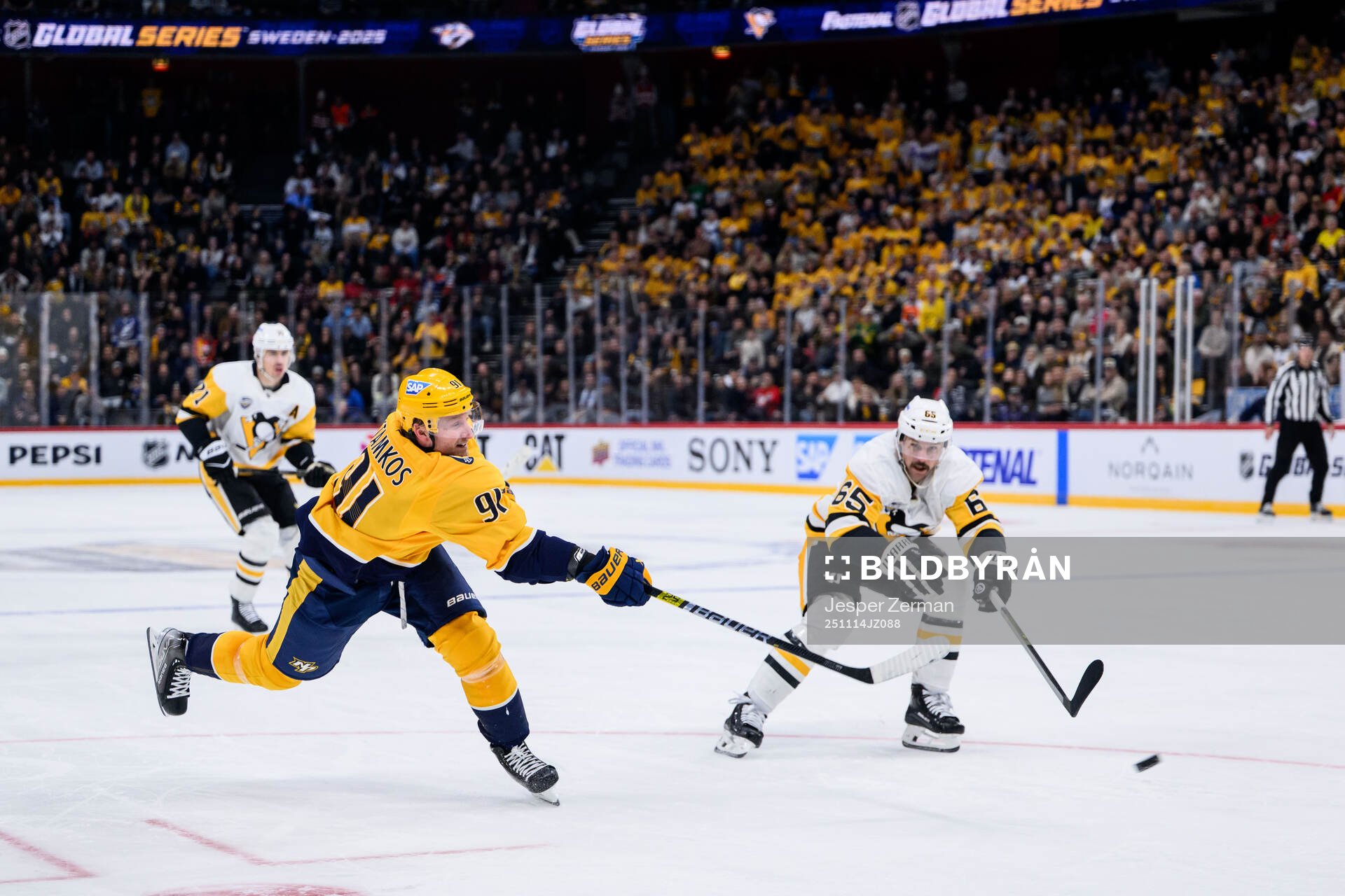 Steven Stamkos of Nashville Predators scores the game