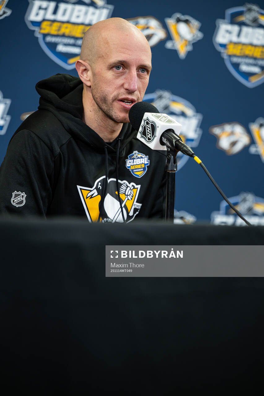 Head coach Dan Muse at a press conference
