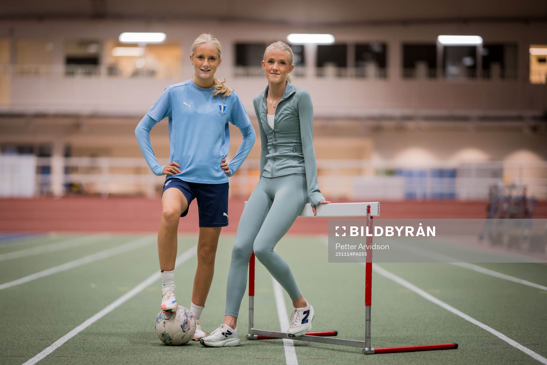 Systrarna fotbollsspelande Agnes Elm och friidrottande Ebba
