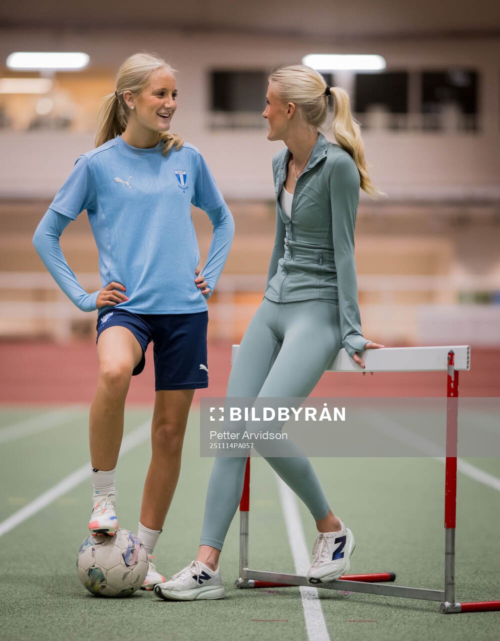 Systrarna fotbollsspelande Agnes Elm och friidrottande Ebba