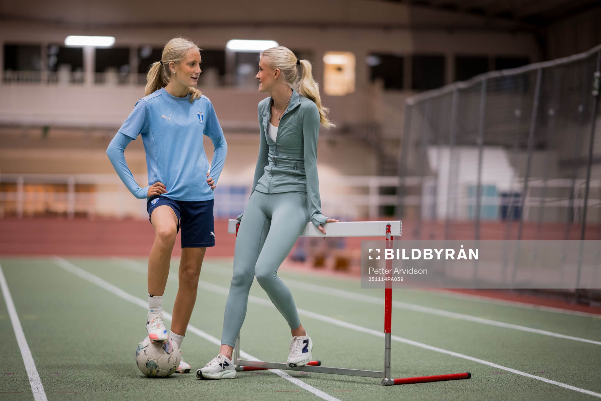 Systrarna fotbollsspelande Agnes Elm och friidrottande Ebba