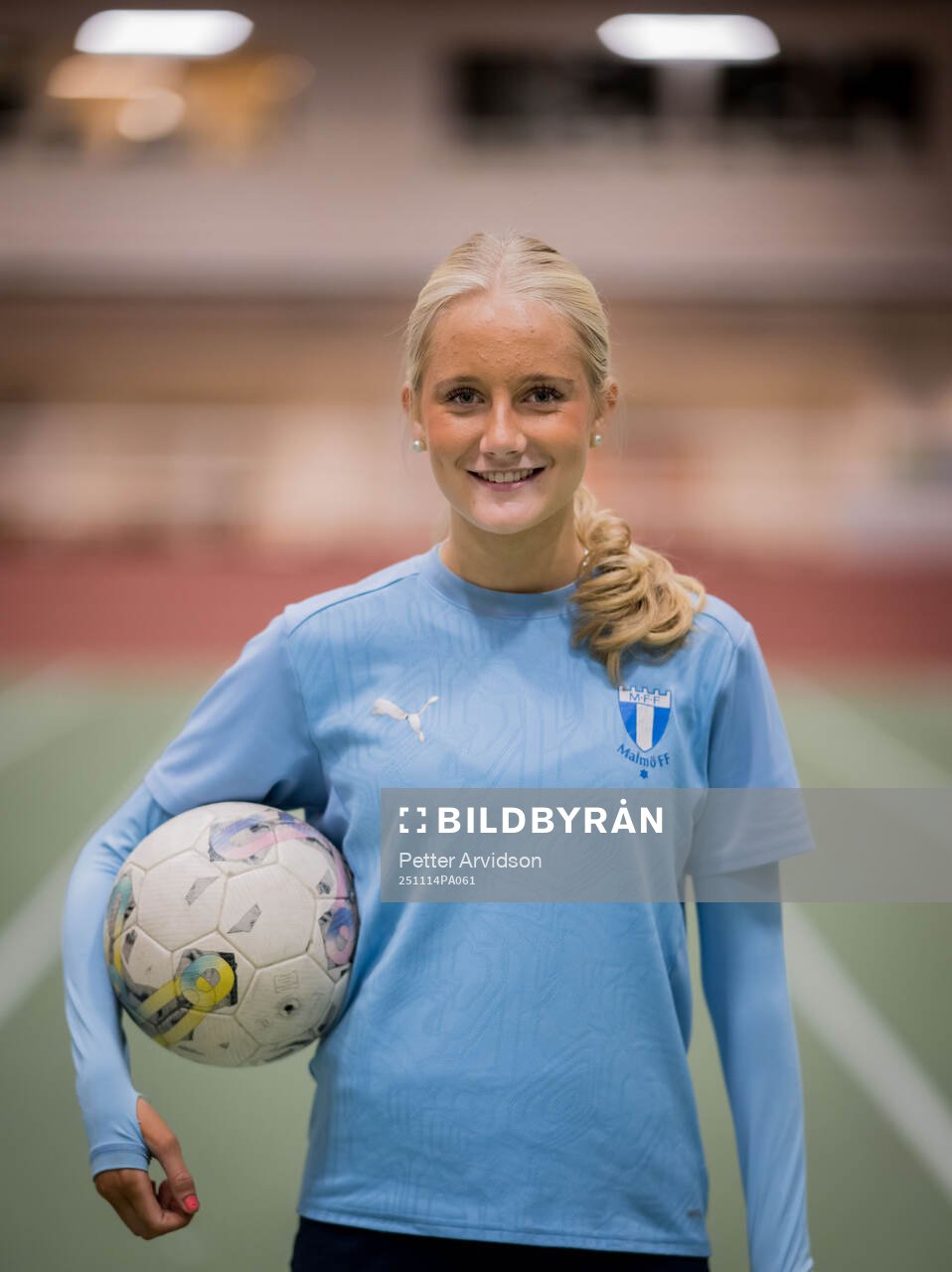 Fotbollsspelande Agnes Elm