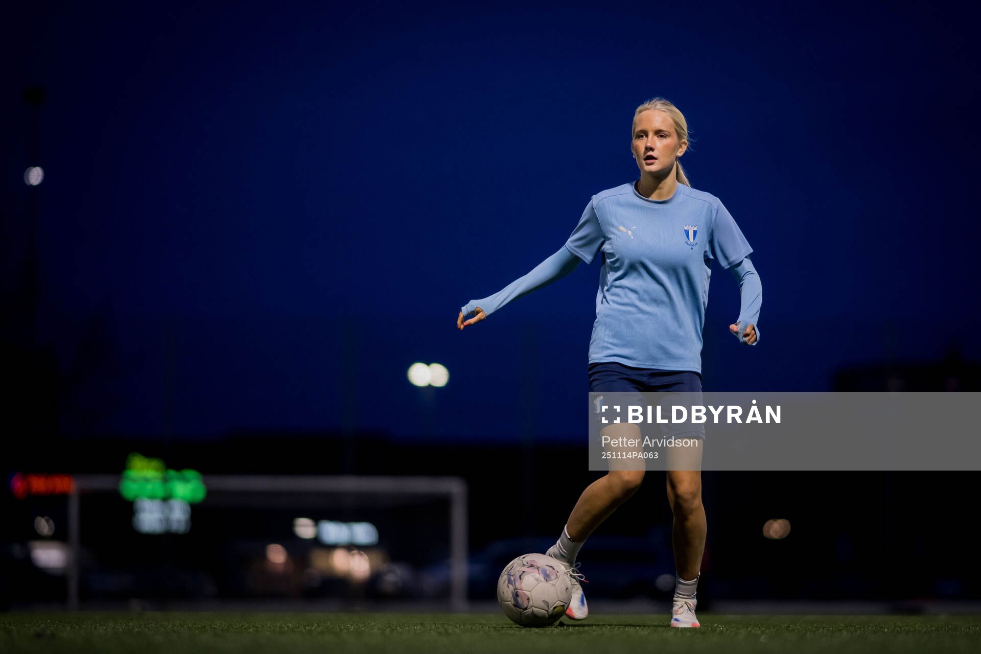 Fotbollsspelande Agnes Elm tränar fotboll