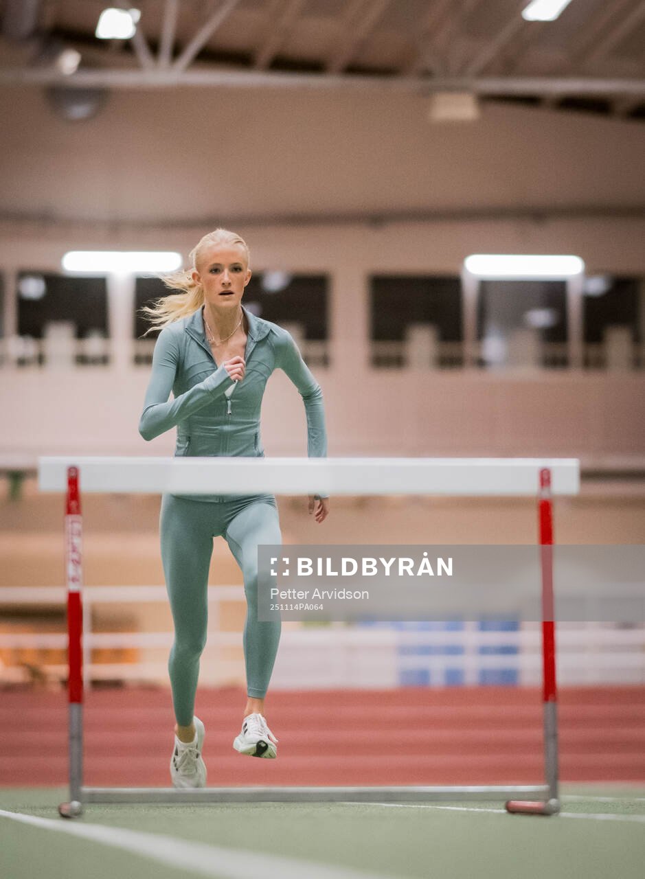 Friidrottande Ebba Elm hoppar häck