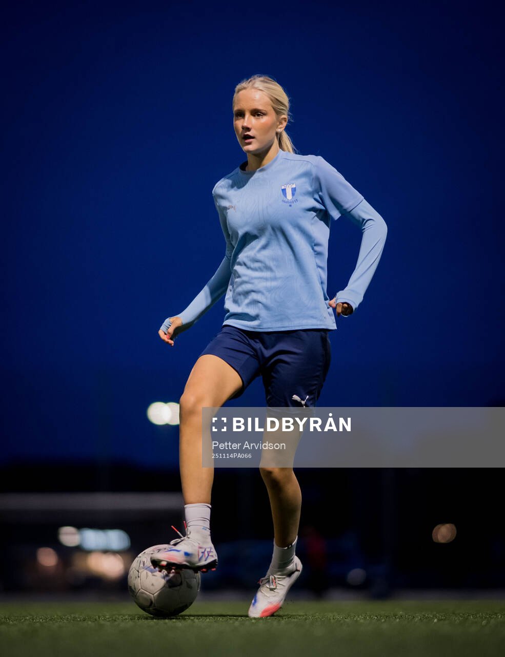 Fotbollsspelande Agnes Elm tränar fotboll