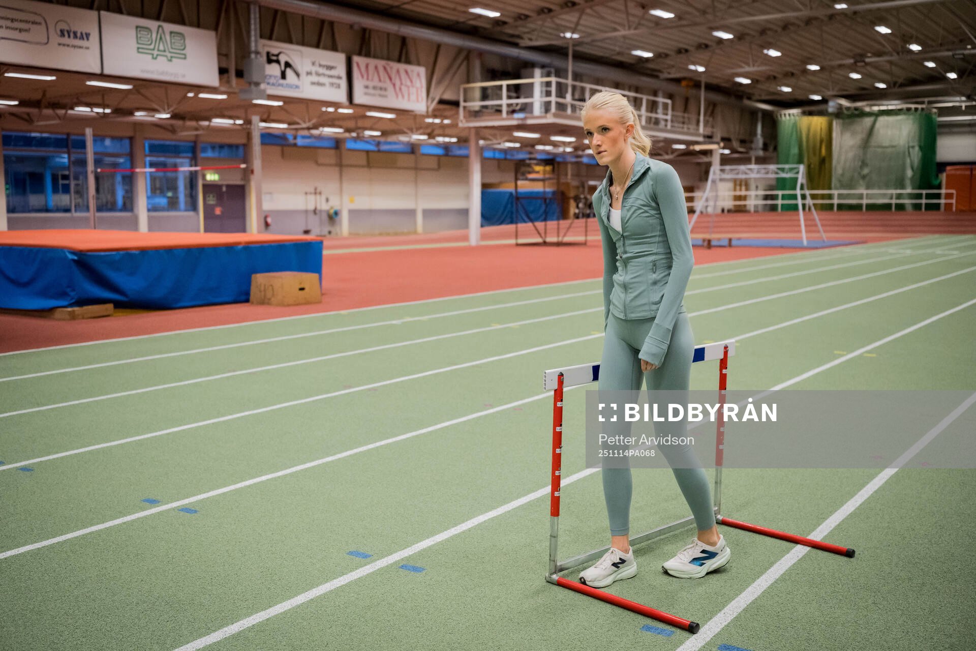 Friidrottande Ebba Elm som hoppar häck