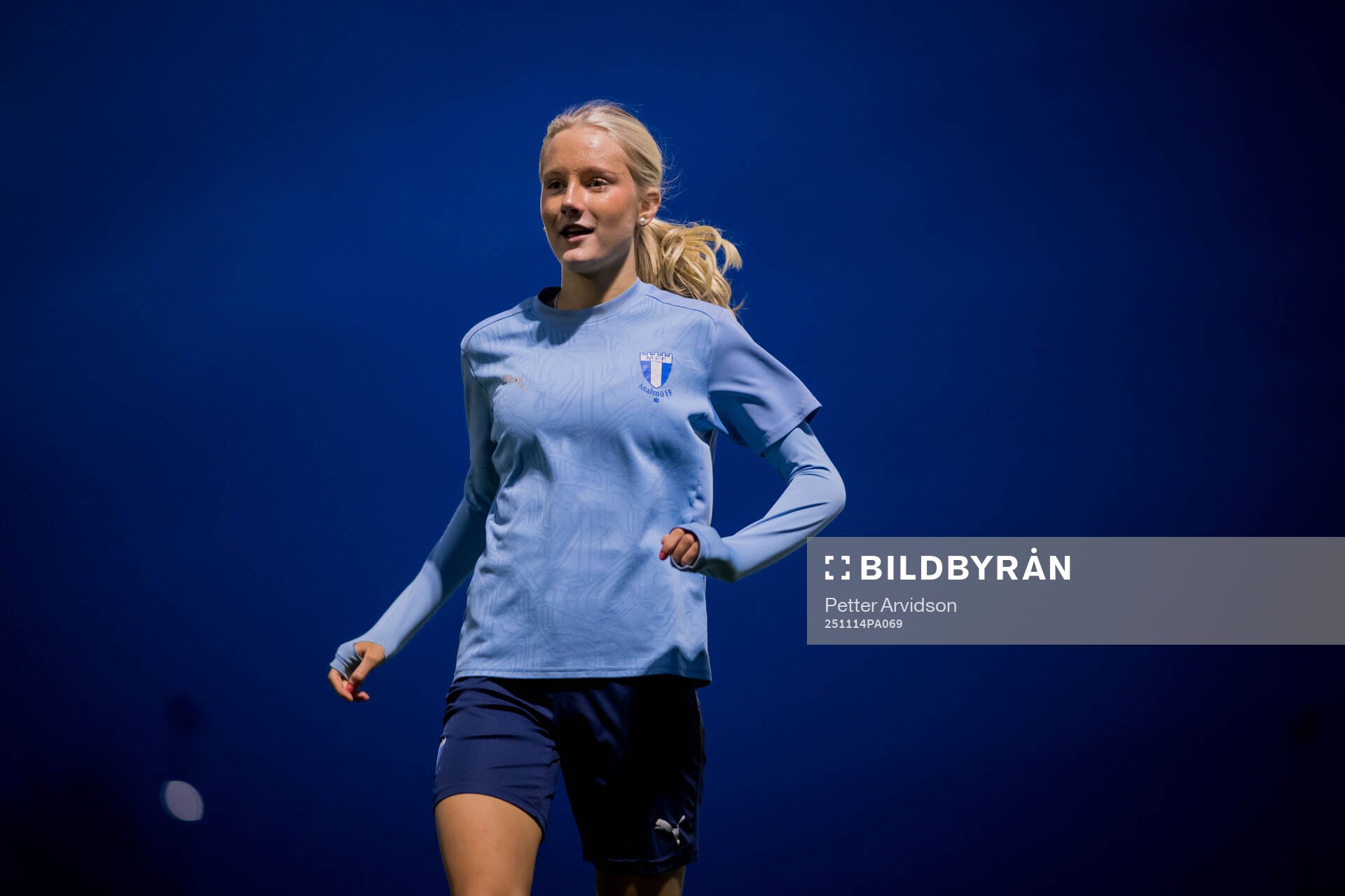 Fotbollsspelande Agnes Elm tränar fotboll