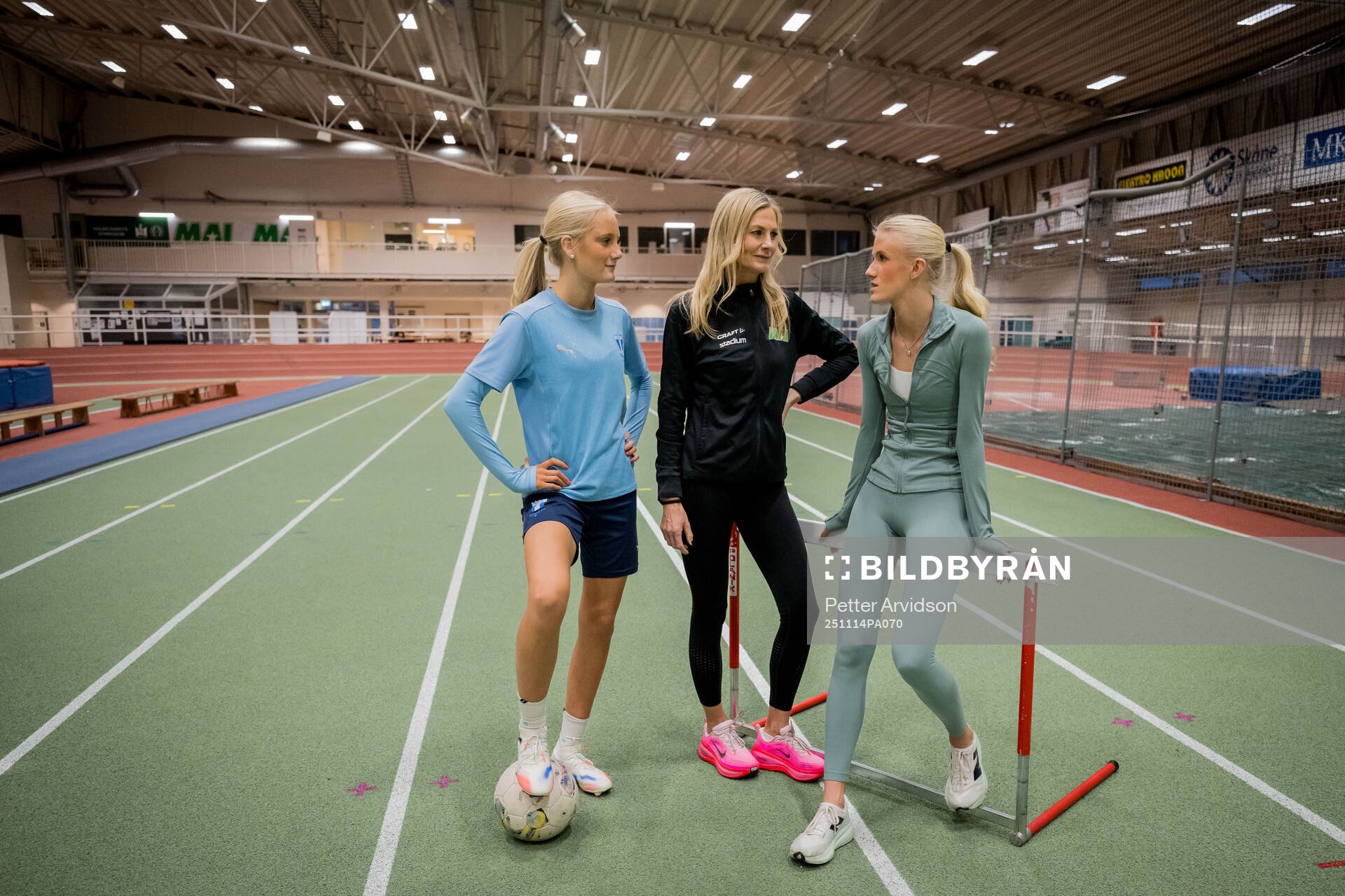 Fotbollsspelande Agnes Elm, mamma Linda Elm och