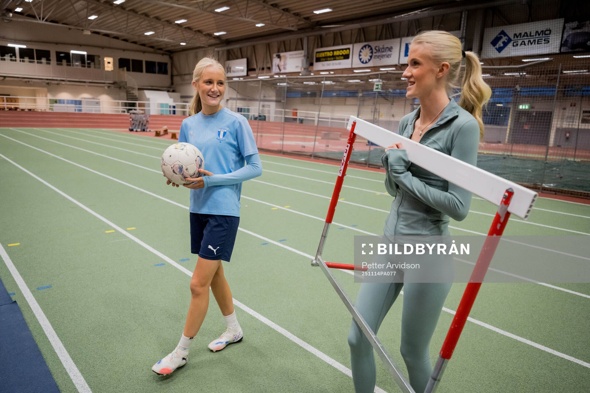 Systrarna fotbollsspelande Agnes Elm och friidrottande Ebba