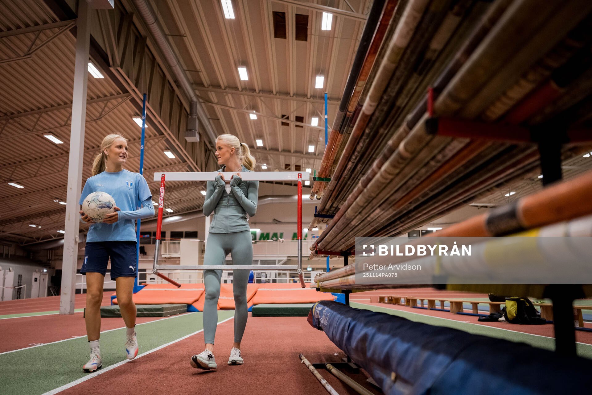Systrarna fotbollsspelande Agnes Elm och friidrottande Ebba