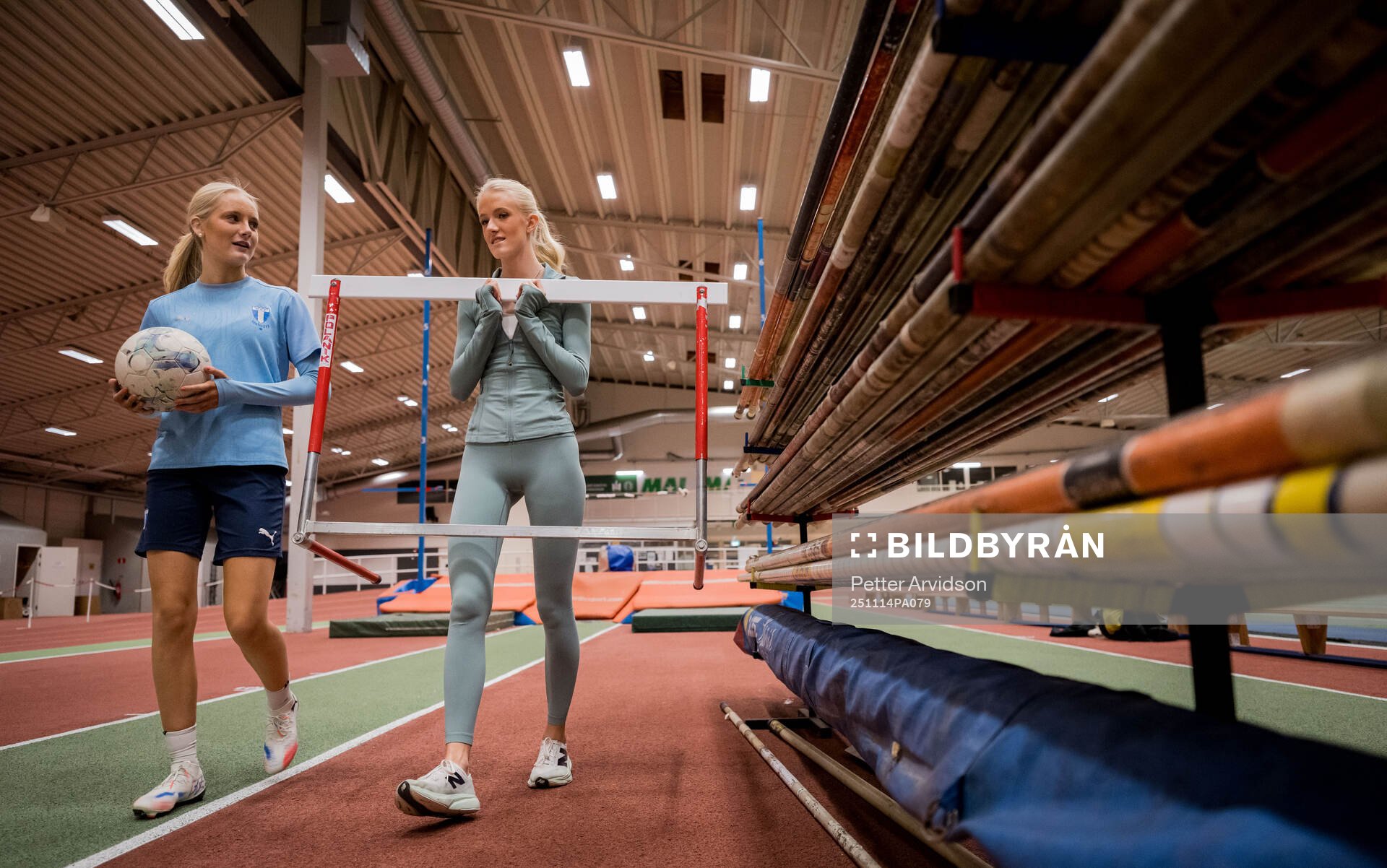 Systrarna fotbollsspelande Agnes Elm och friidrottande Ebba