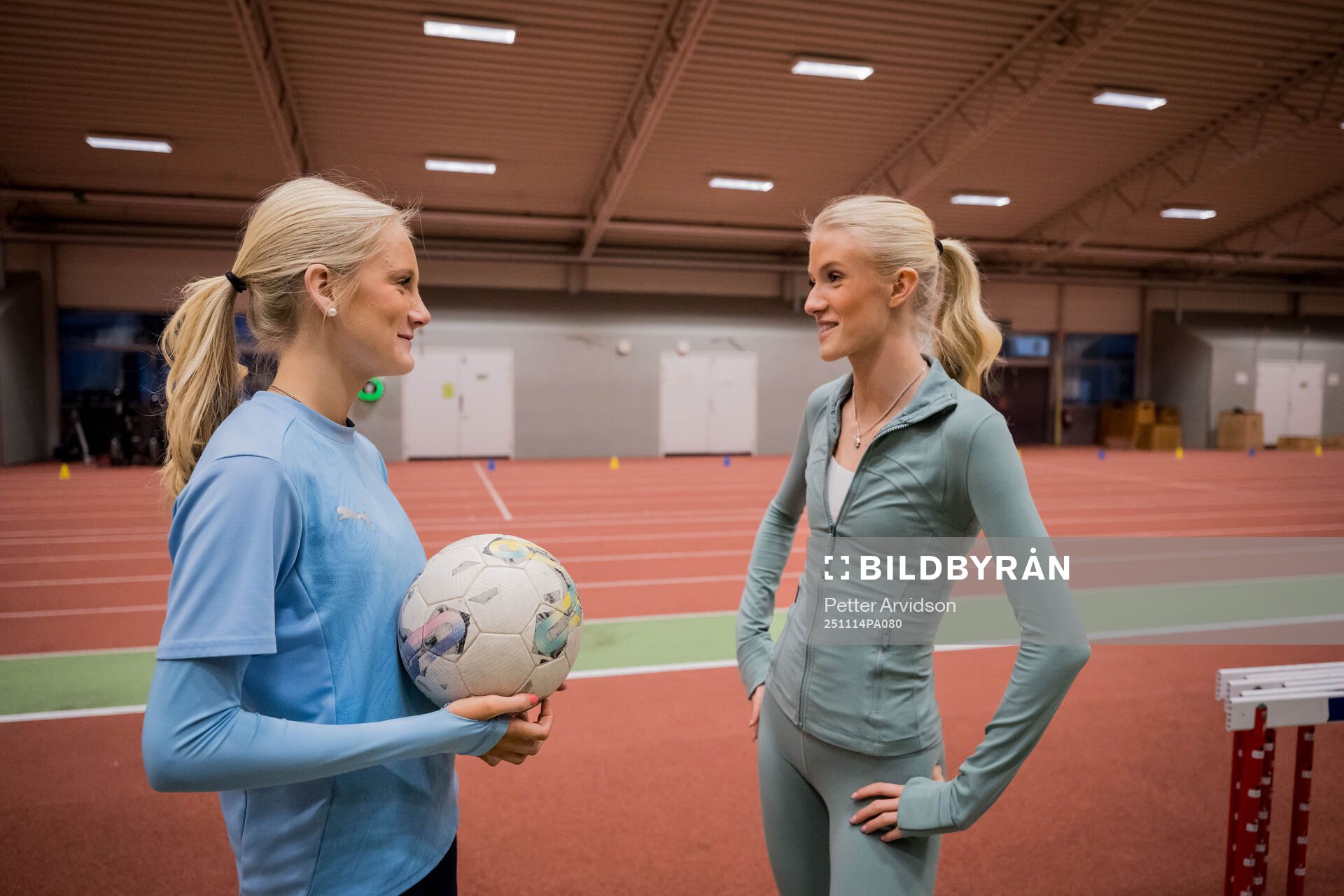 Systrarna fotbollsspelande Agnes Elm och friidrottande Ebba
