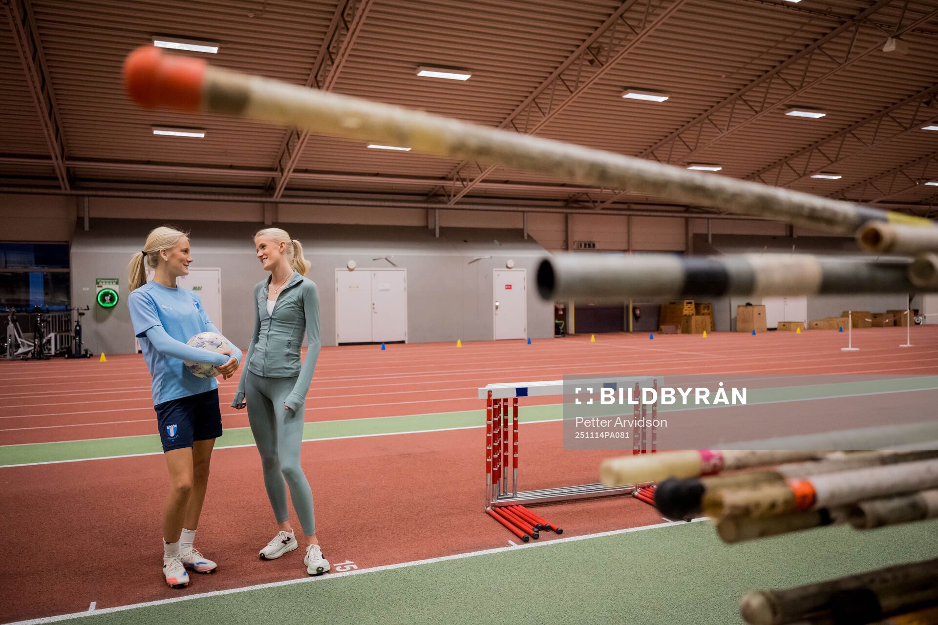 Systrarna fotbollsspelande Agnes Elm och friidrottande Ebba