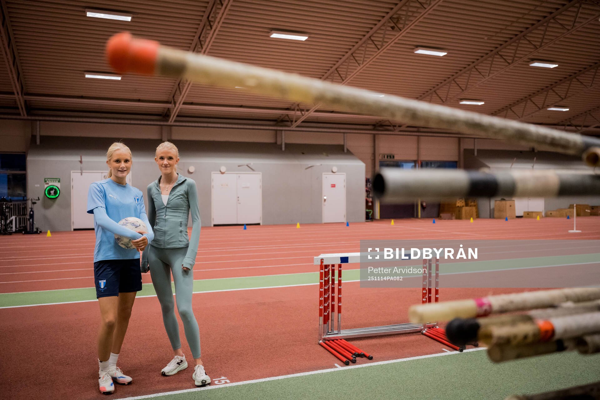 Systrarna fotbollsspelande Agnes Elm och friidrottande Ebba