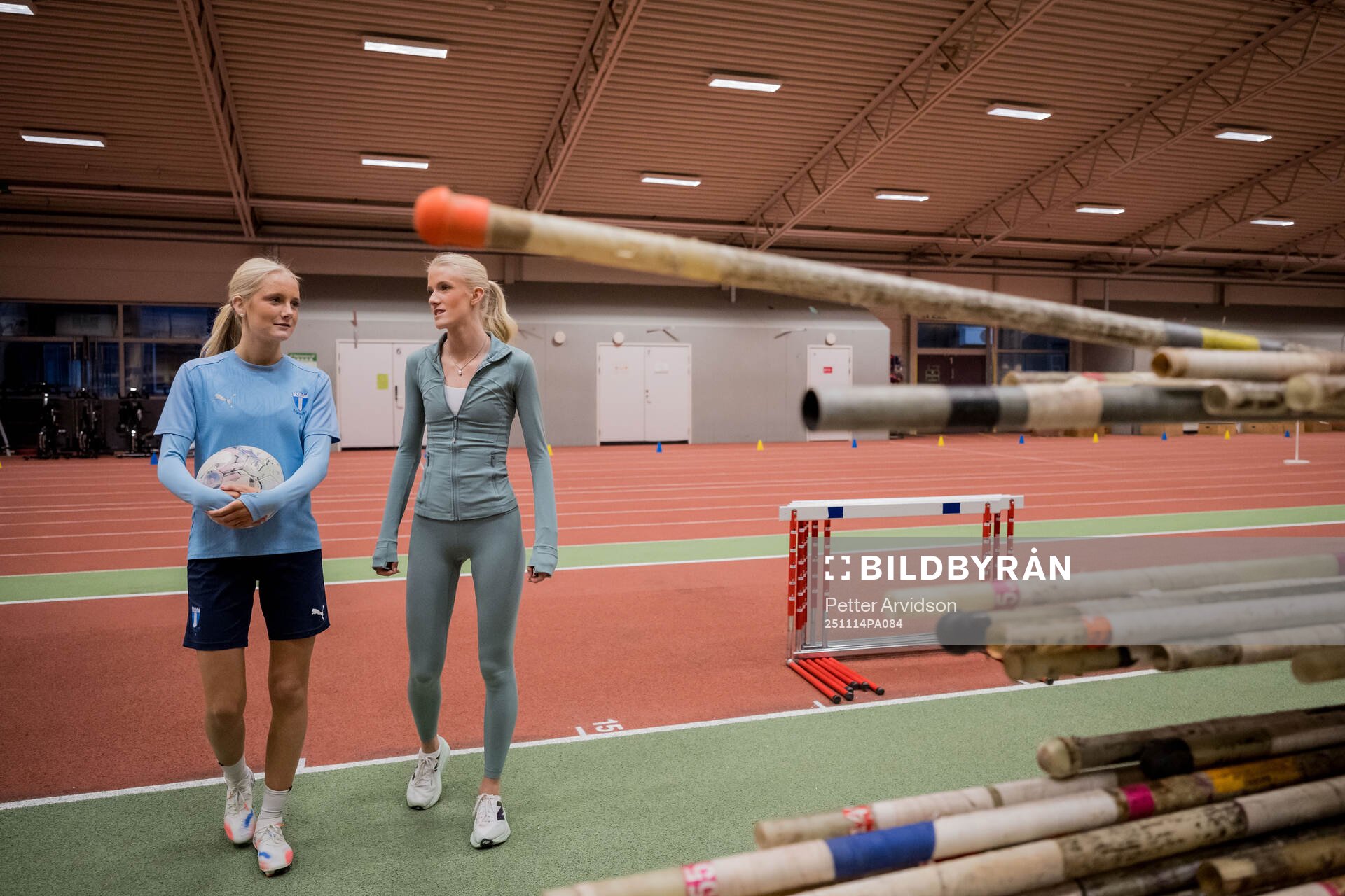Systrarna fotbollsspelande Agnes Elm och friidrottande Ebba
