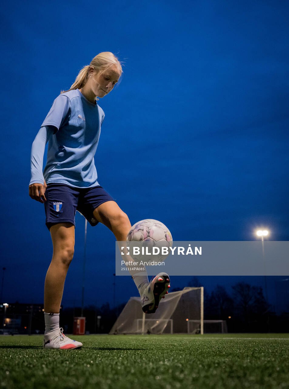 Fotbollsspelande Agnes Elm tränar fotboll