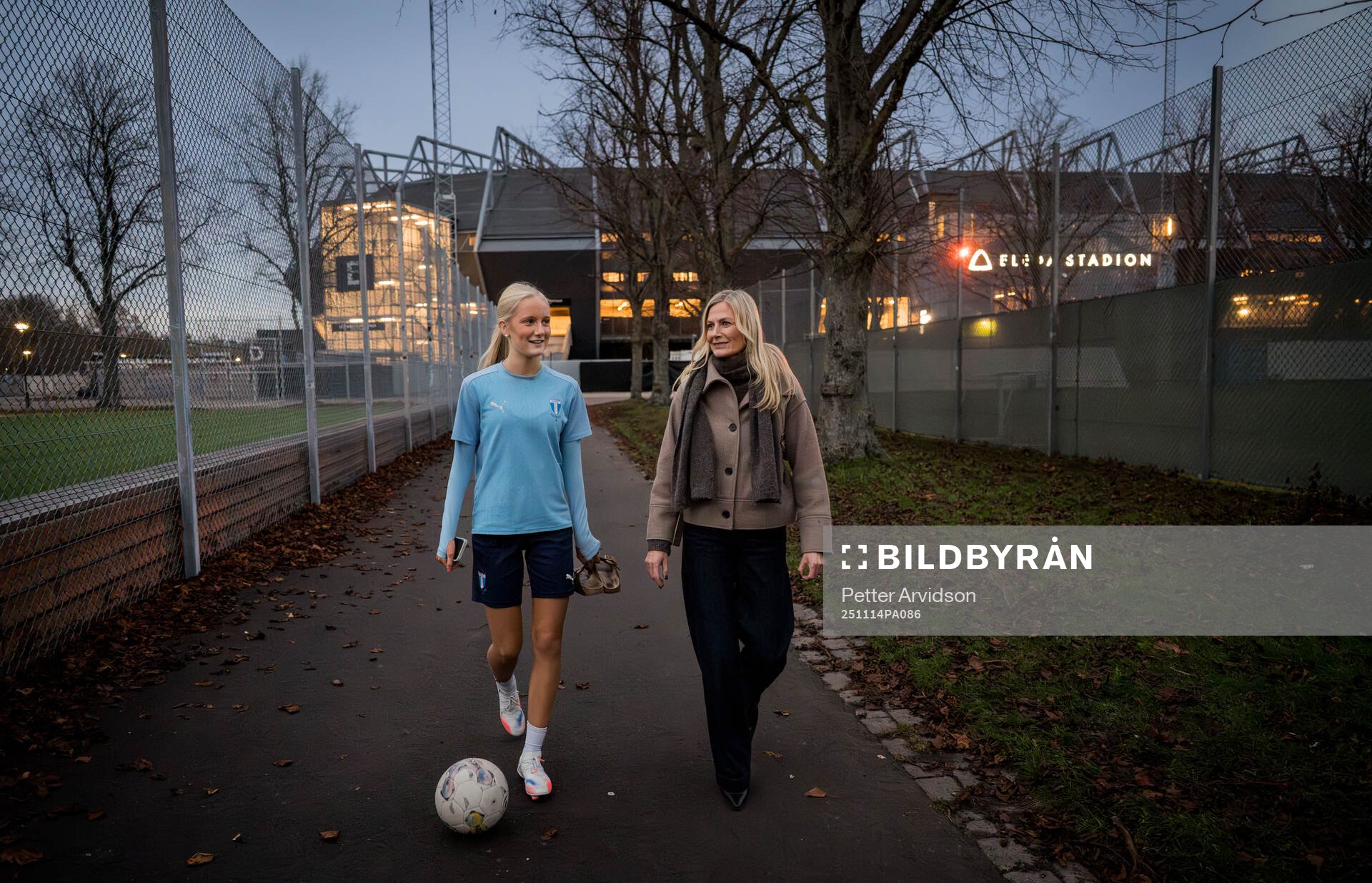 Fotbollsspelande Agnes Elm med mamma Linda Elm