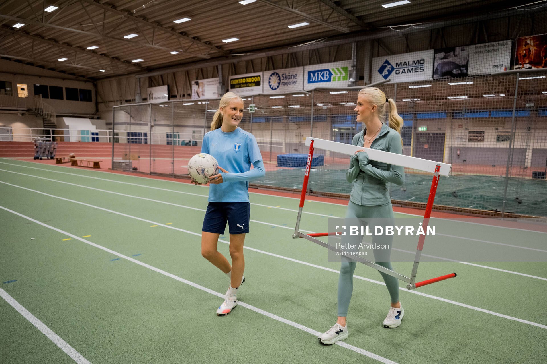 Systrarna fotbollsspelande Agnes Elm och friidrottande Ebba