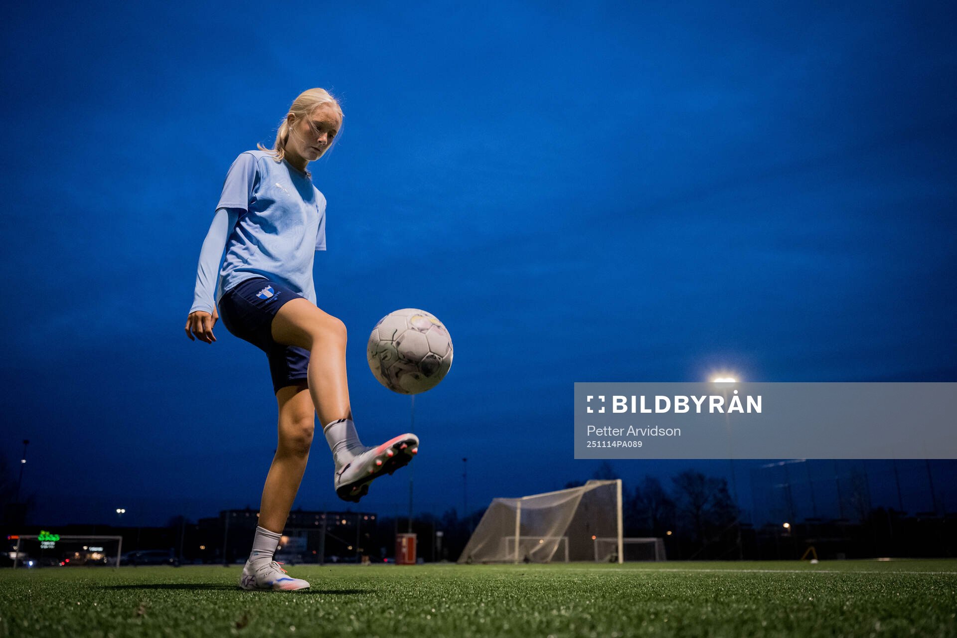 Fotbollsspelande Agnes Elm tränar fotboll