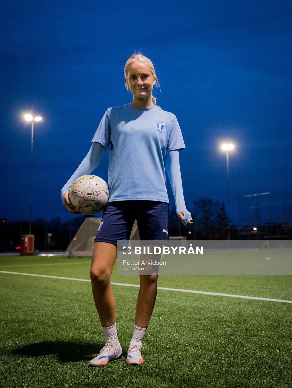 Fotbollsspelande Agnes Elm