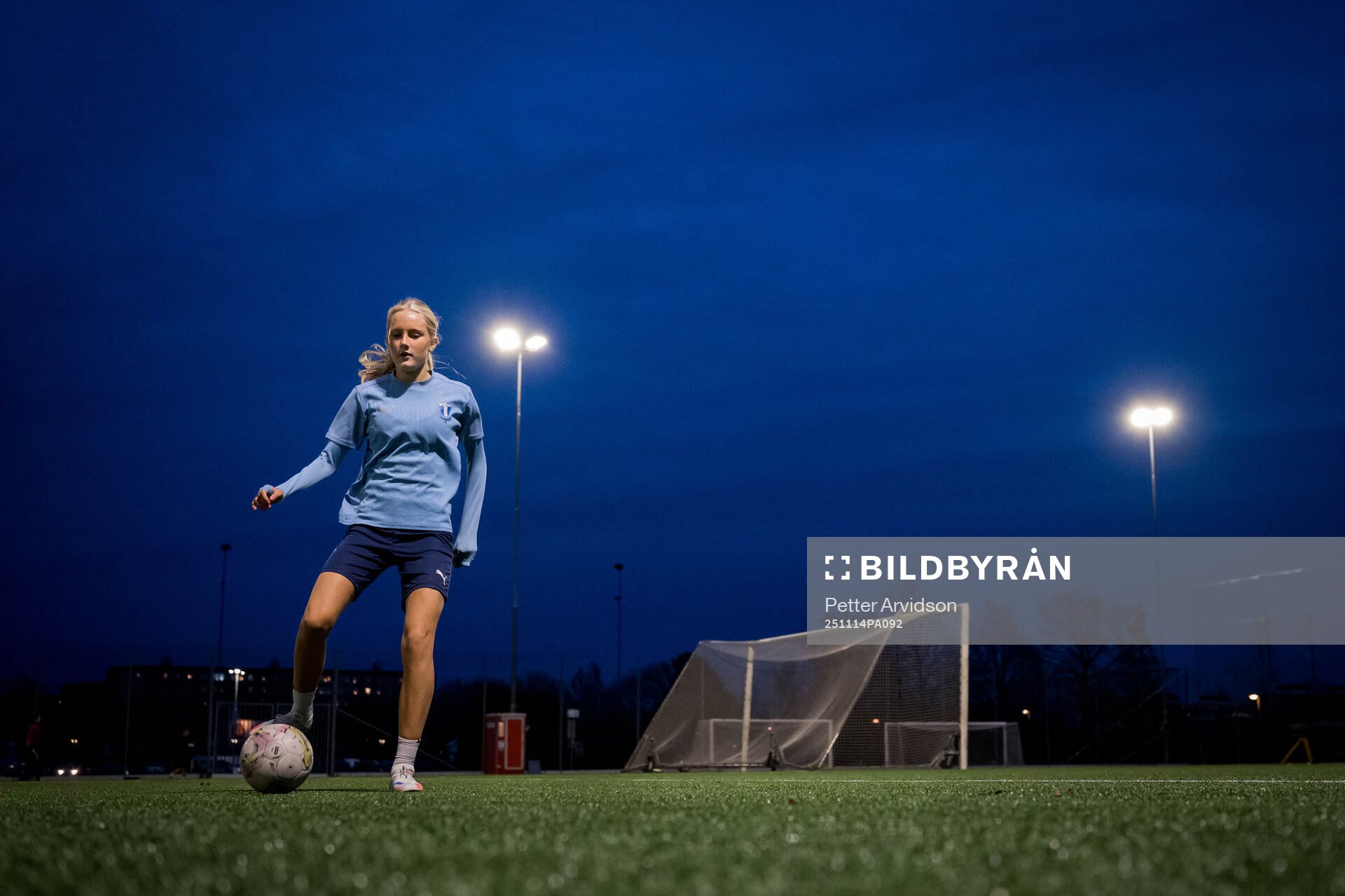 Fotbollsspelande Agnes Elm tränar fotboll