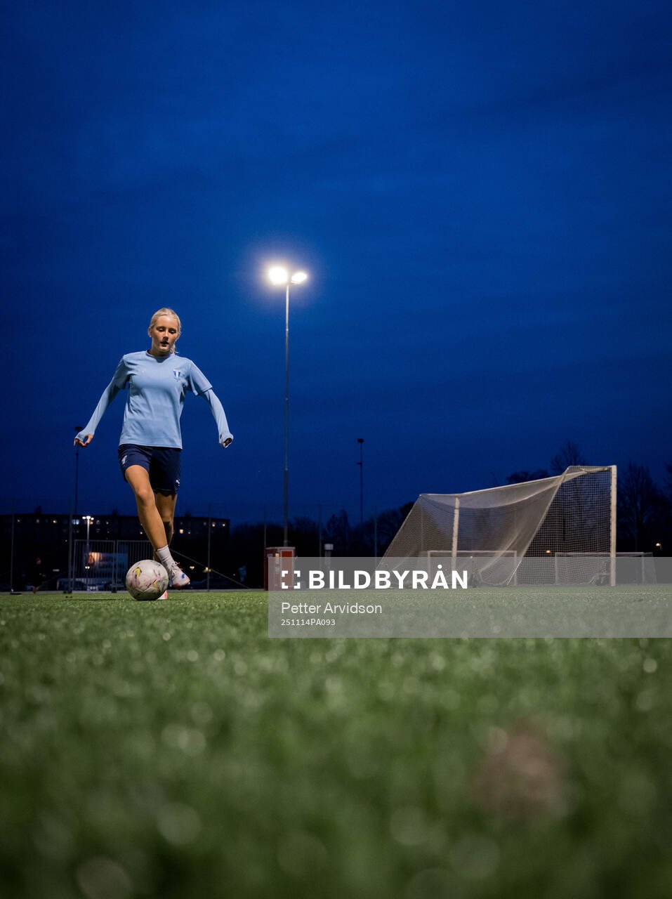 Fotbollsspelande Agnes Elm tränar fotboll
