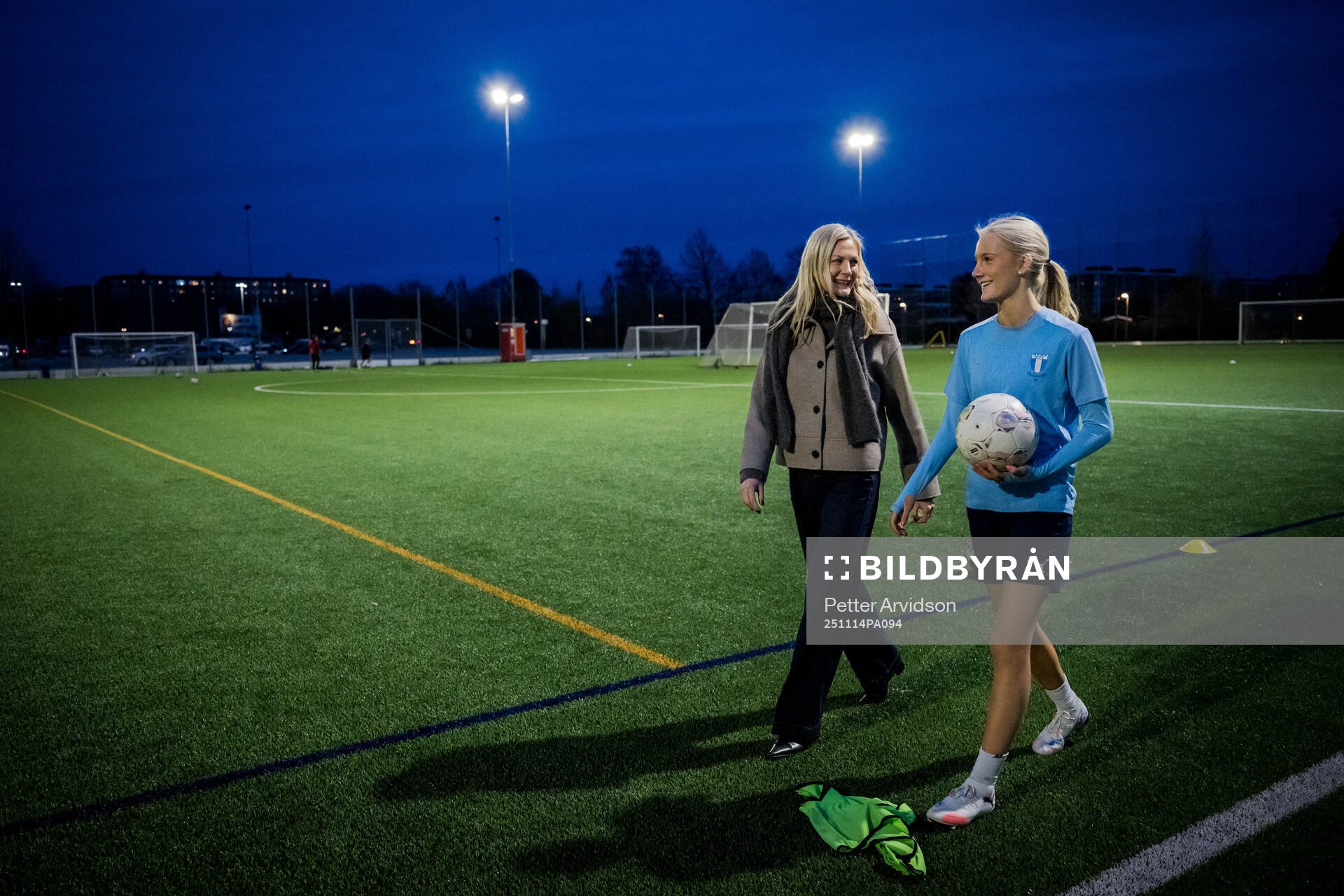 Fotbollsspelande Agnes Elm med mamma Linda Elm