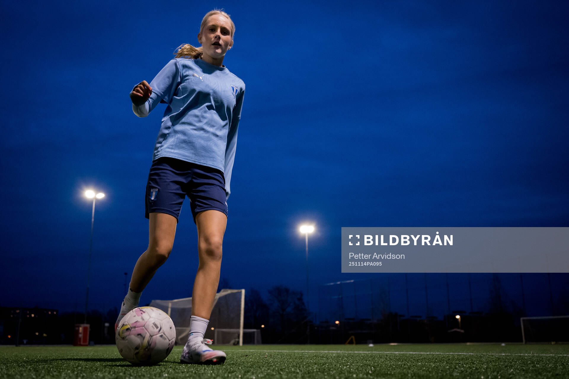 Fotbollsspelande Agnes Elm tränar fotboll