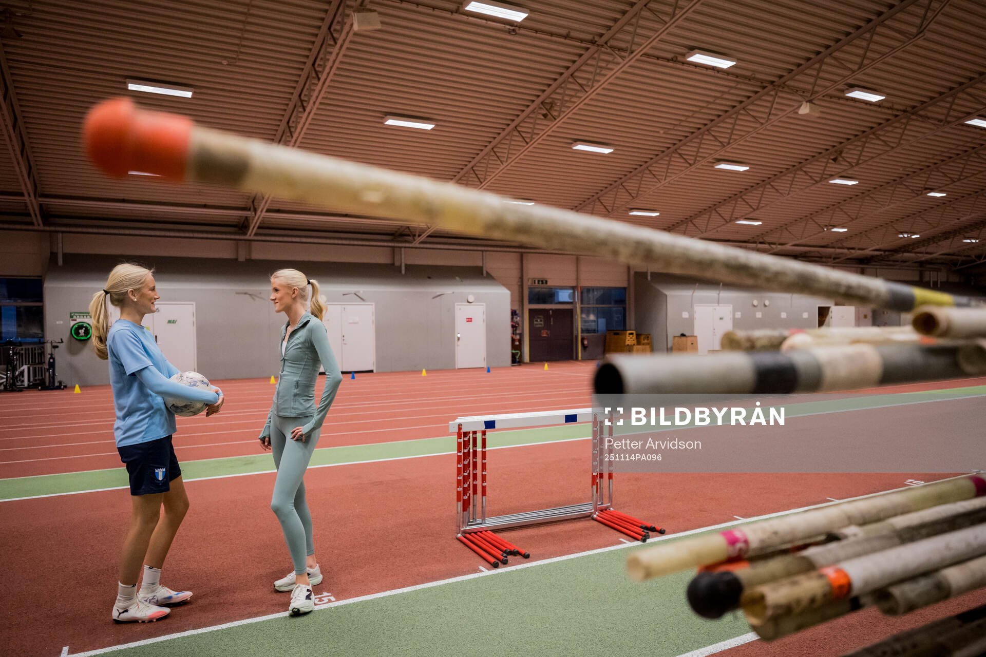 Systrarna fotbollsspelande Agnes Elm och friidrottande Ebba