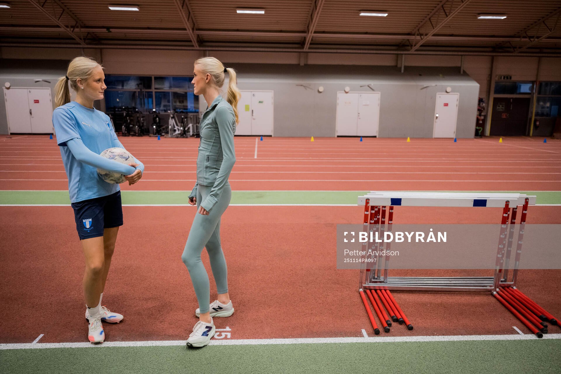 Systrarna fotbollsspelande Agnes Elm och friidrottande Ebba
