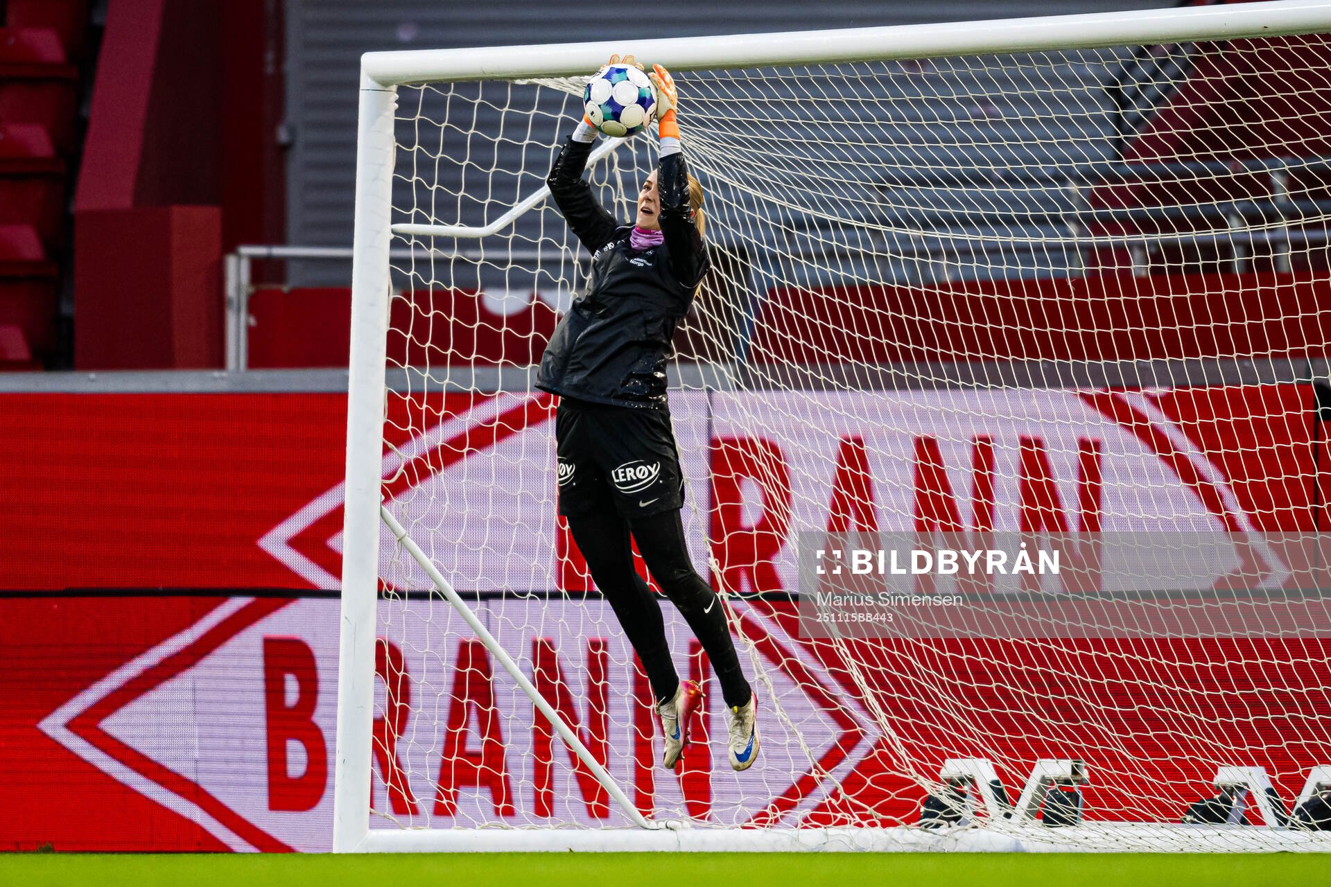 Selma Panengstuen of Brann warms up