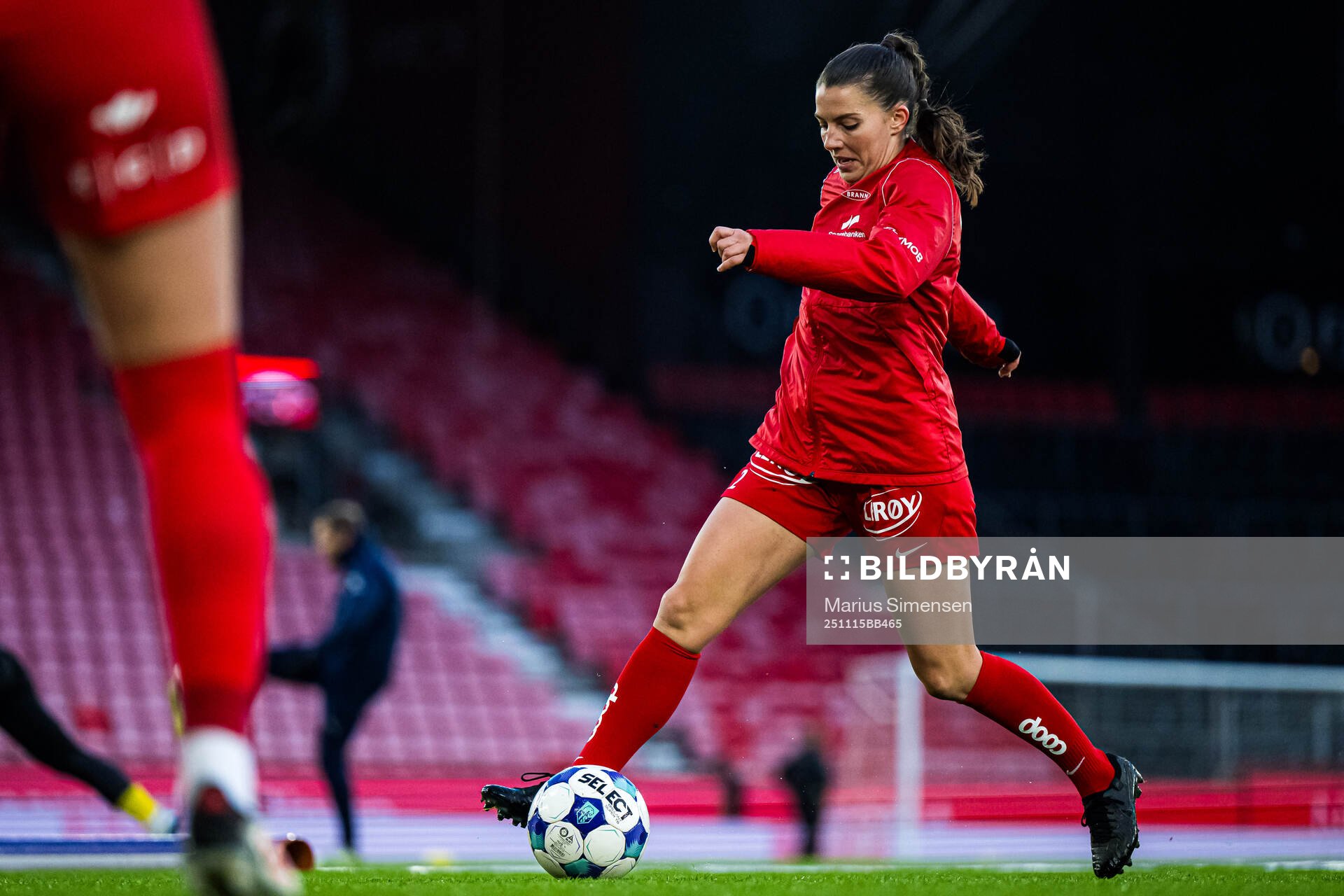 Cecilie Redisch Kvamme of Brann warms up