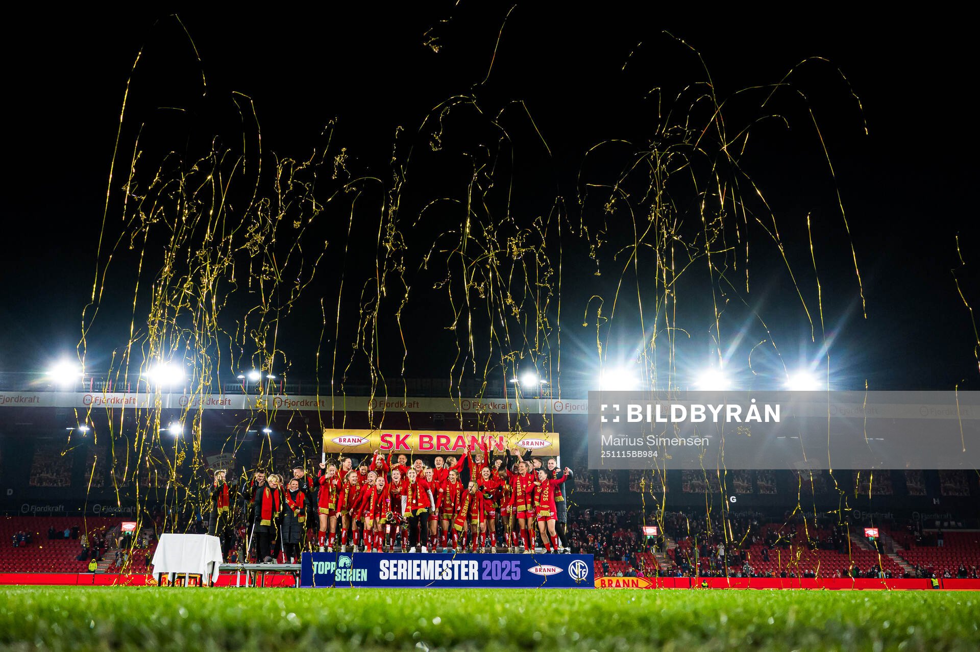 Players of Brann celebrates with the trophy
